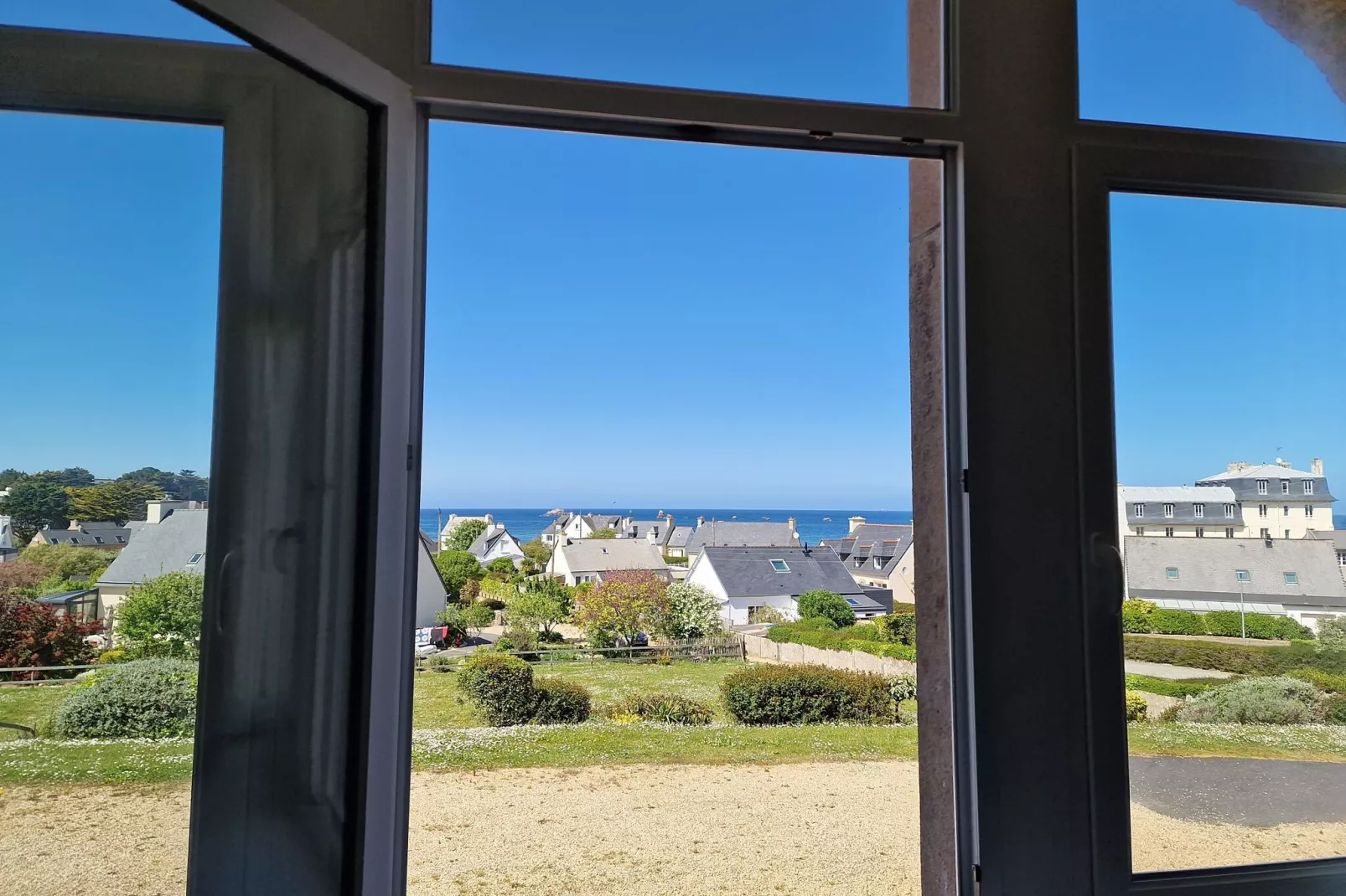 Pretty apartment with sea view in Primel-Uitzicht zomer