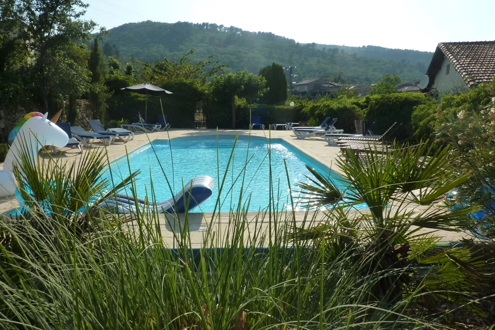 Mooi vakantiehuis in Courry met zwembad-Buitenkant zomer
