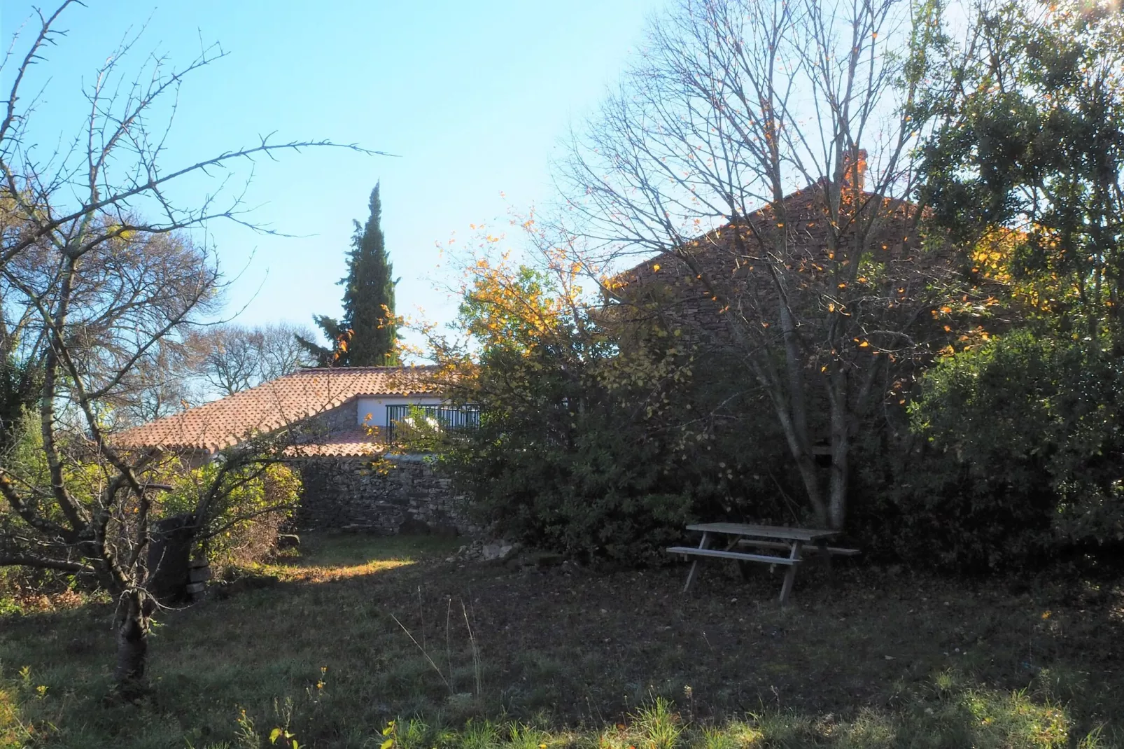 Ferienhaus in Villemagne-l'Argentière-Tuin winter