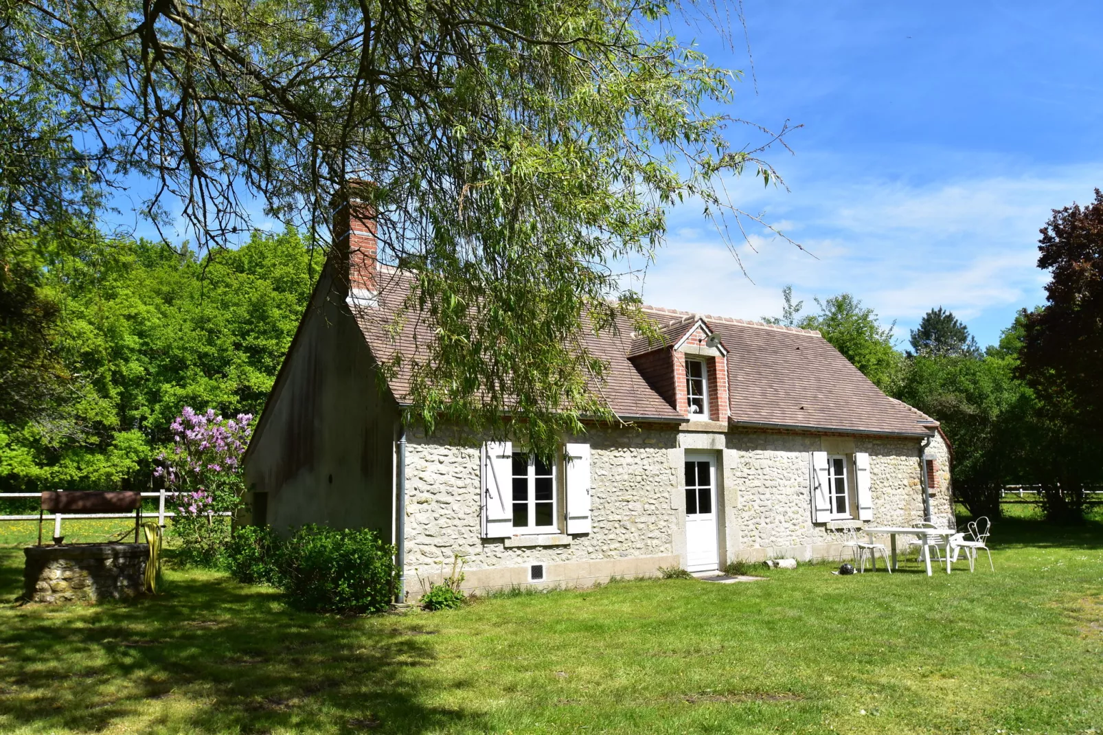 Maison de vacances Combreux-Buitenkant zomer