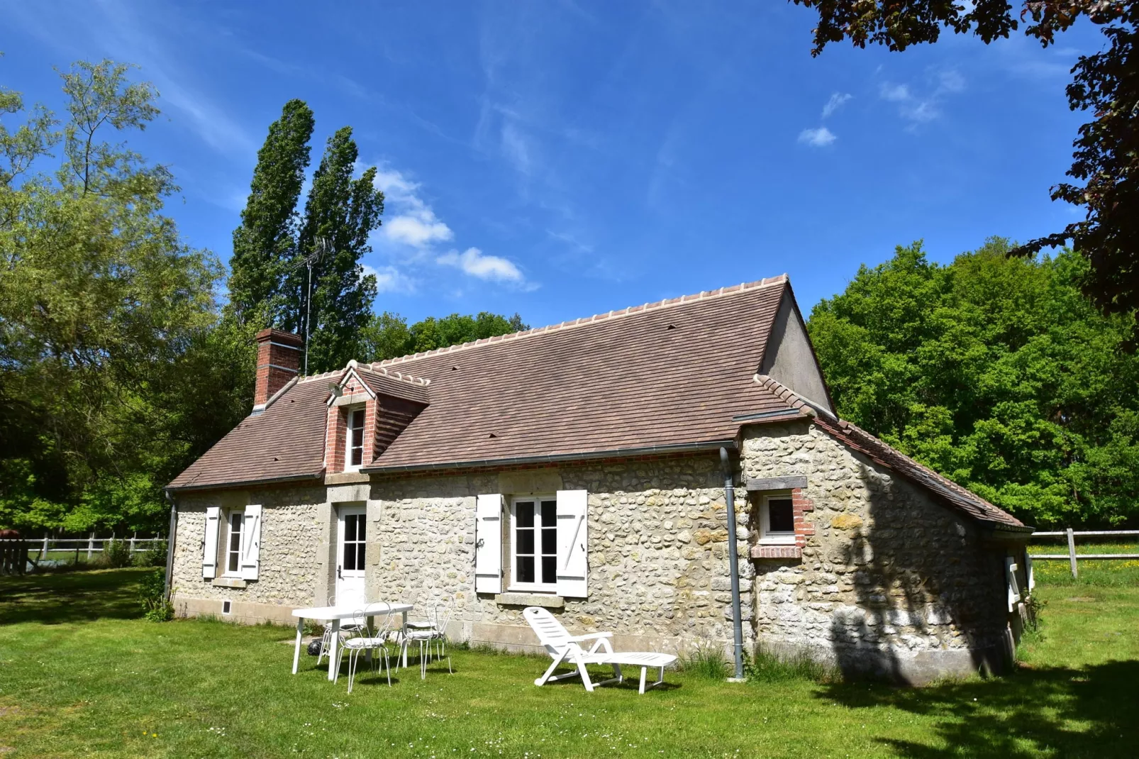 Maison de vacances Combreux-Buitenkant zomer