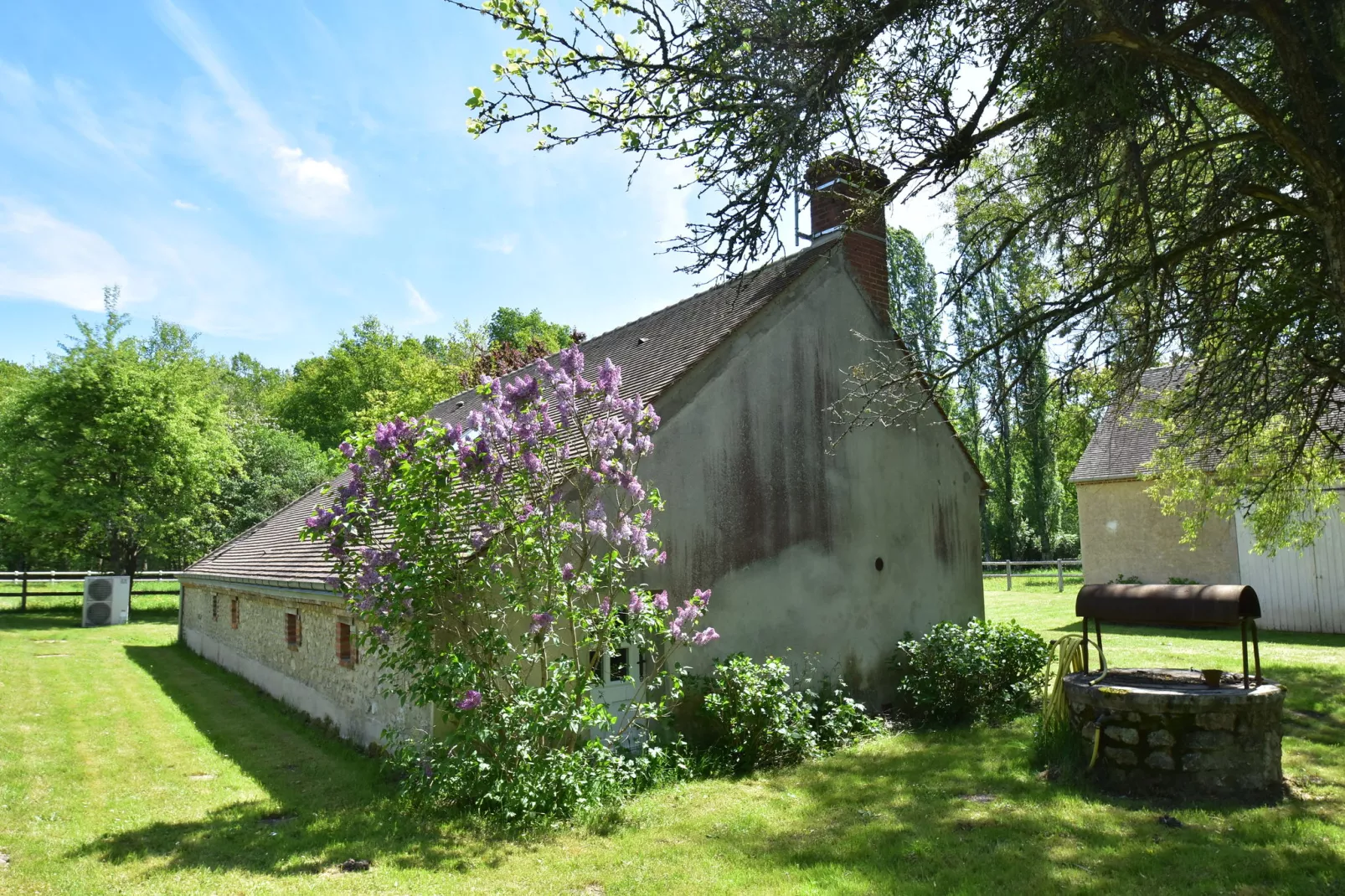 Maison de vacances Combreux-Buitenkant zomer