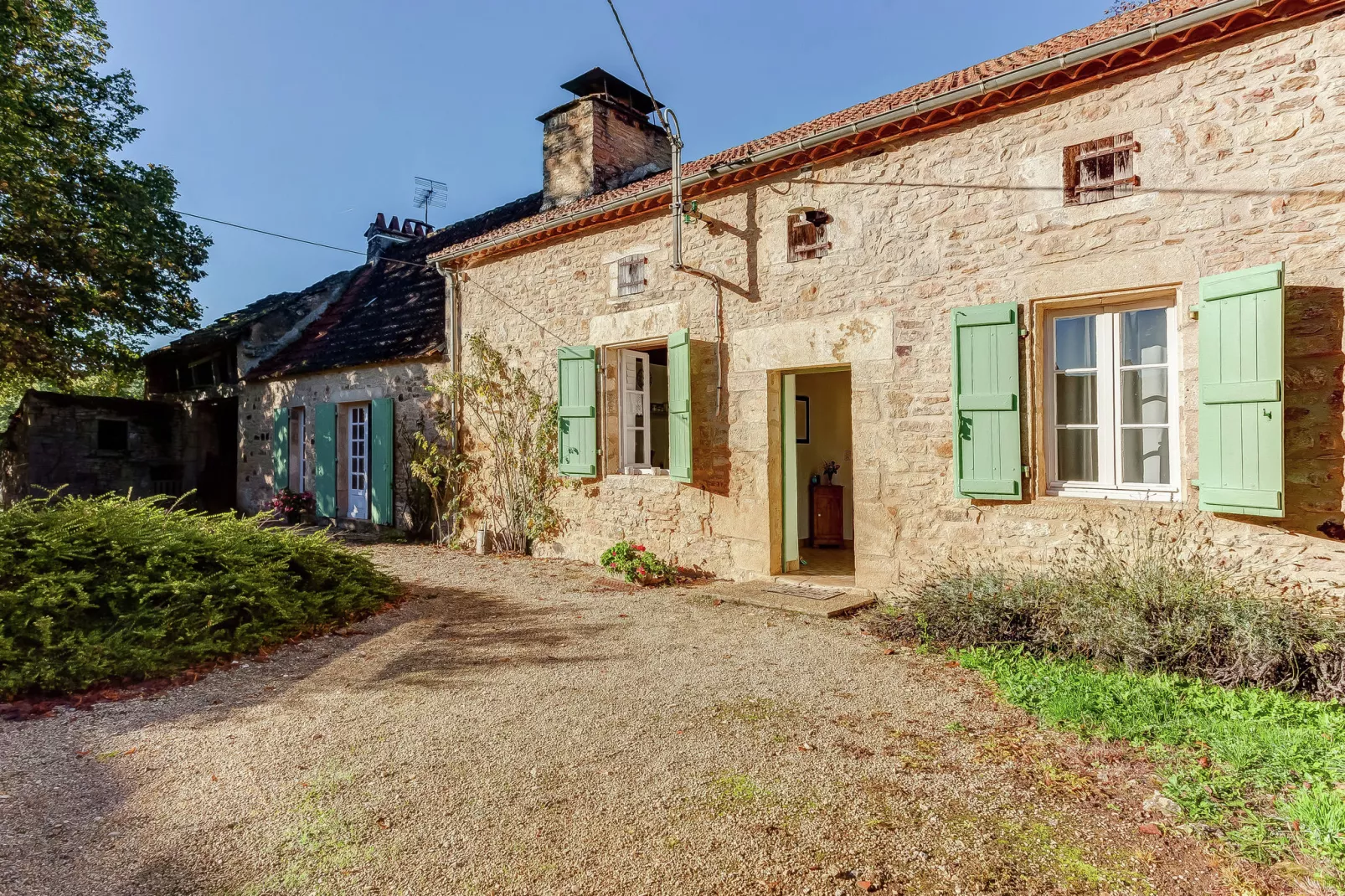 Magnifique maison 17ème siècle-Buitenkant zomer