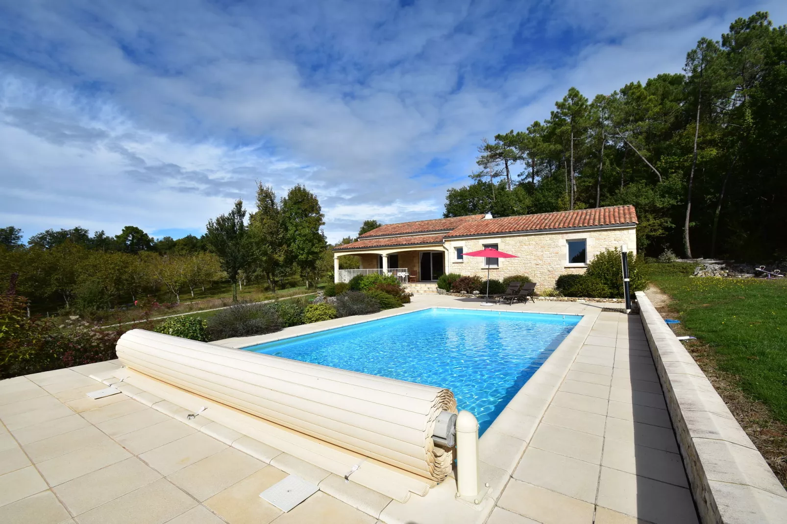 Maison de vacances Montcléra Les Gunies-Buitenkant zomer