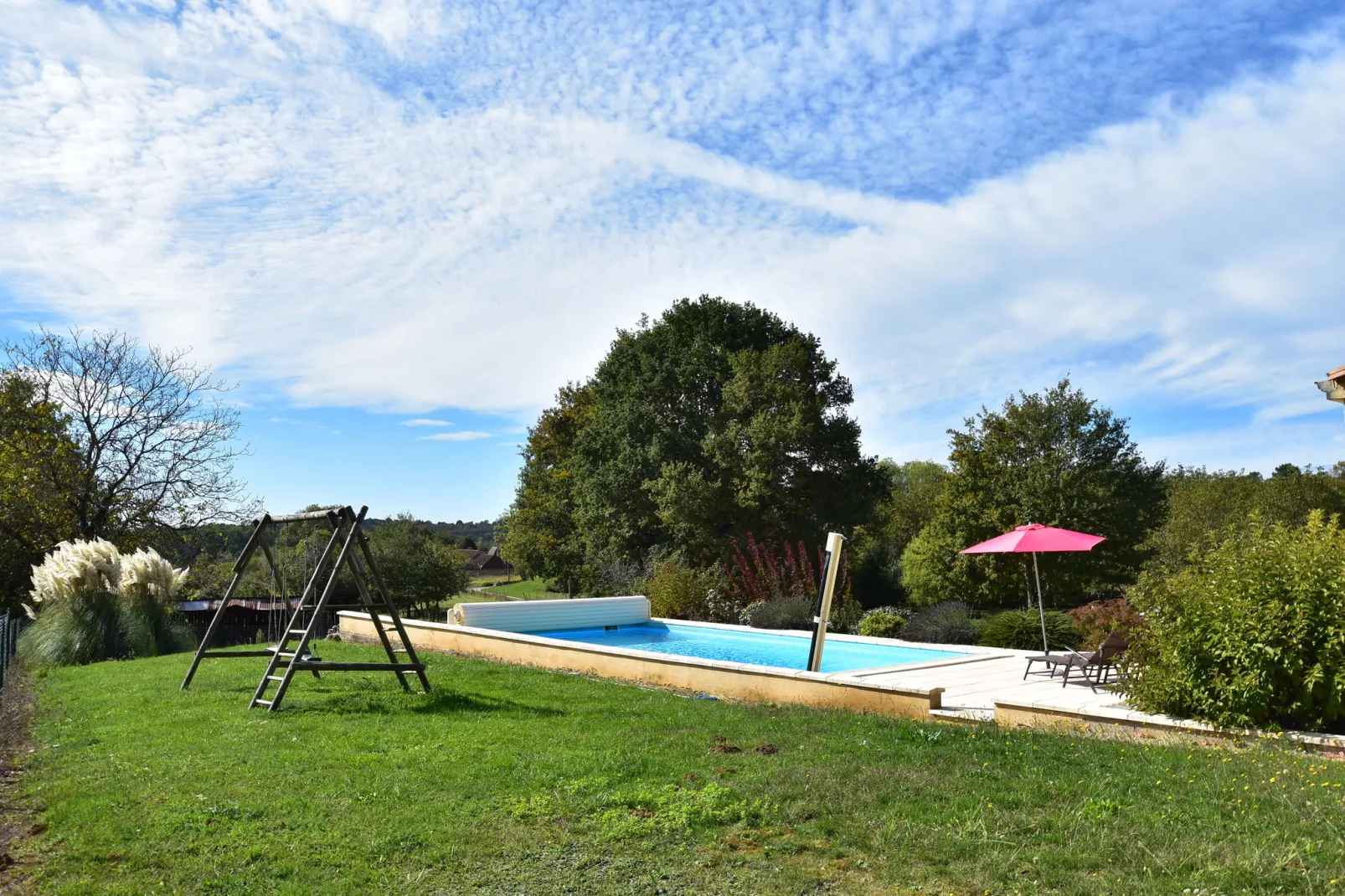 Maison de vacances Montcléra Les Gunies-Tuinen zomer