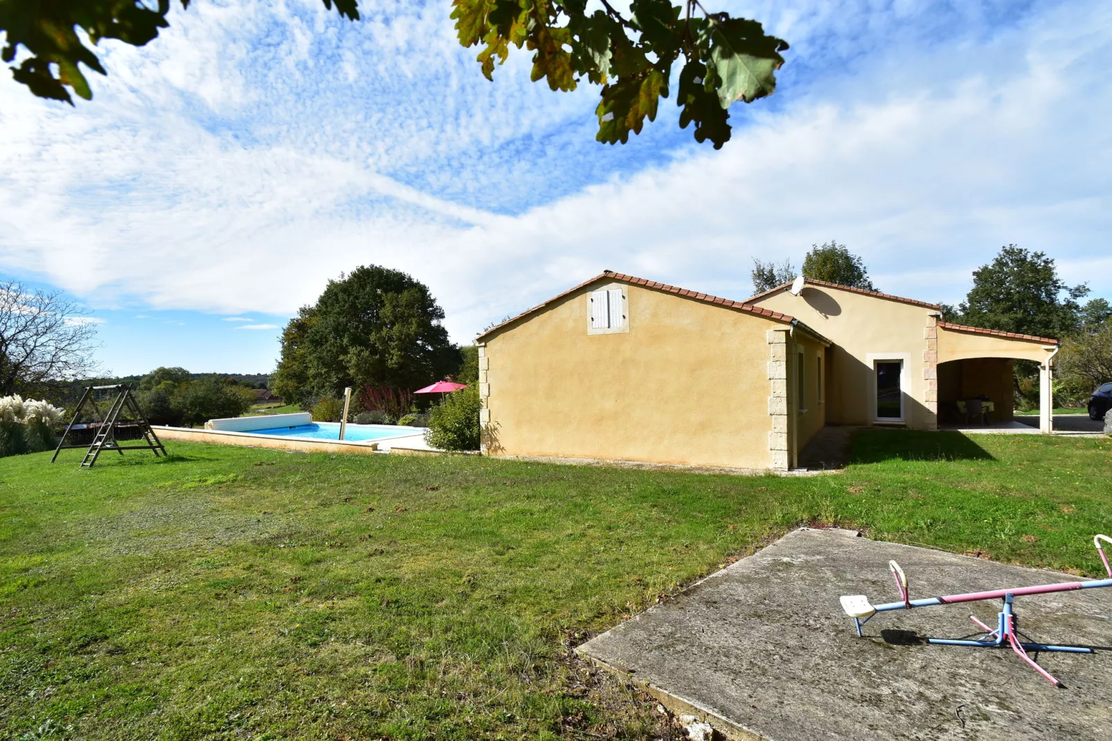 Maison de vacances Montcléra Les Gunies-Tuinen zomer