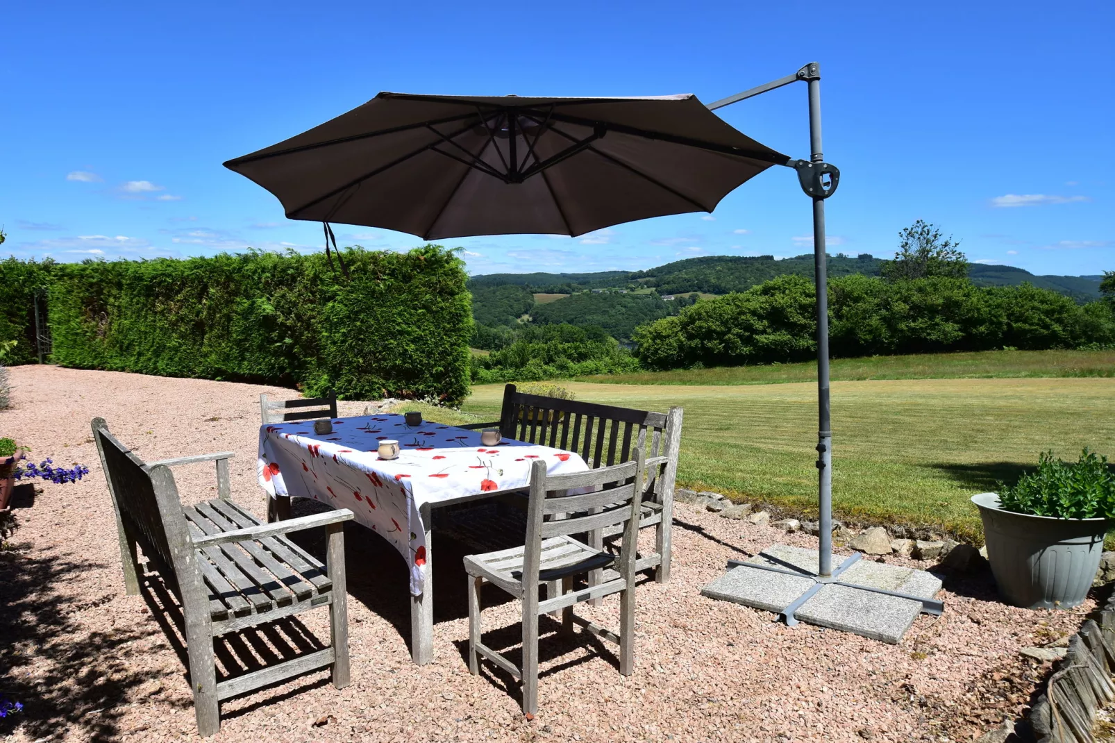 Vue de Pannecière-Terrasbalkon