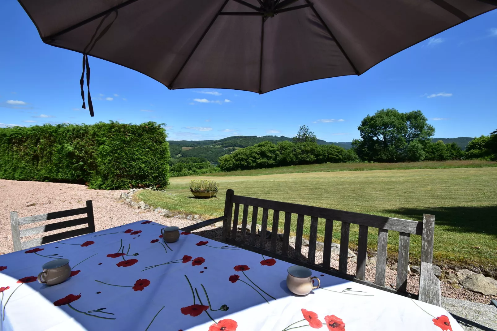 Vue de Pannecière-Terrasbalkon