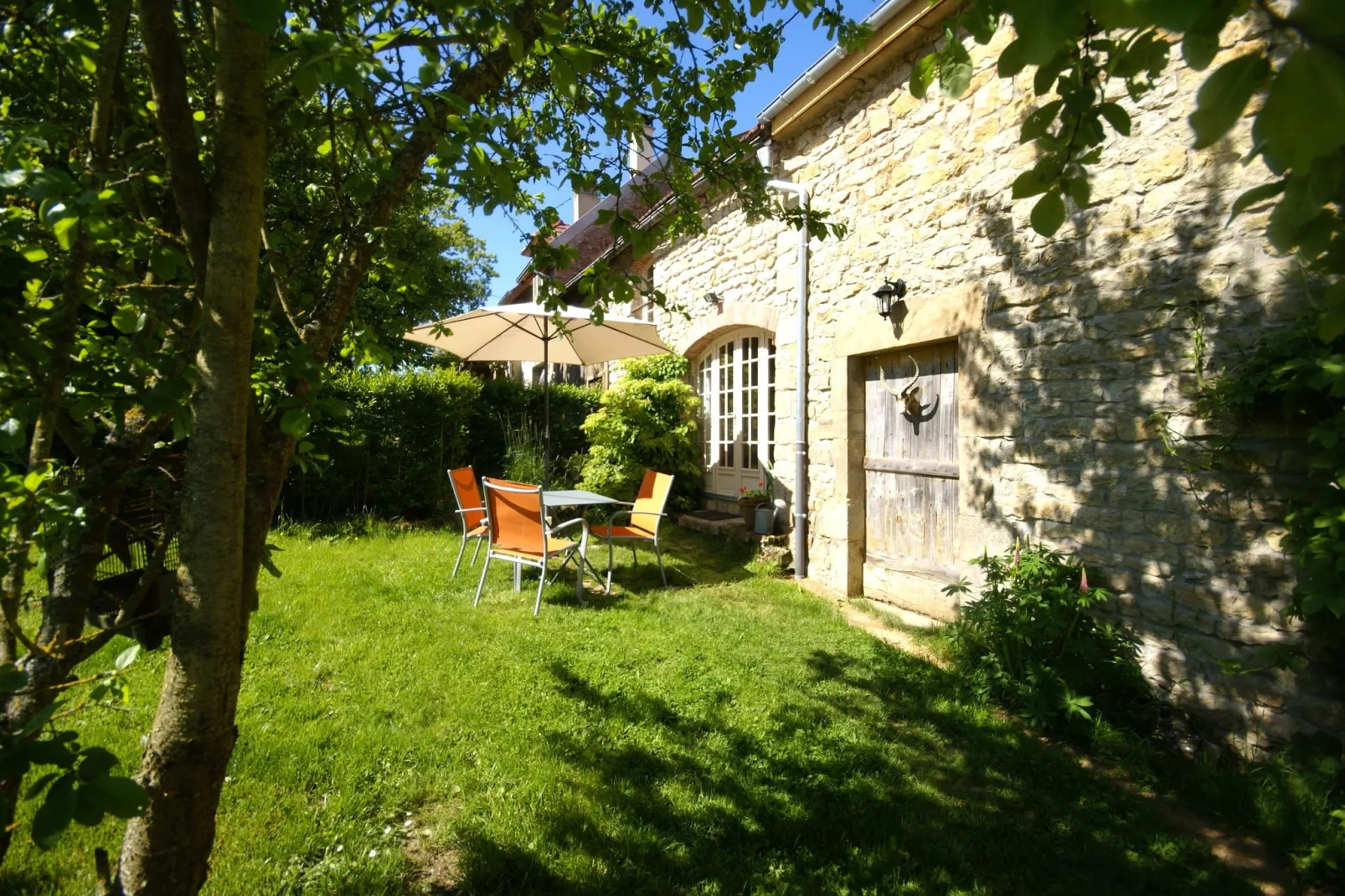 Maison de vacances Tannay-Buitenkant zomer