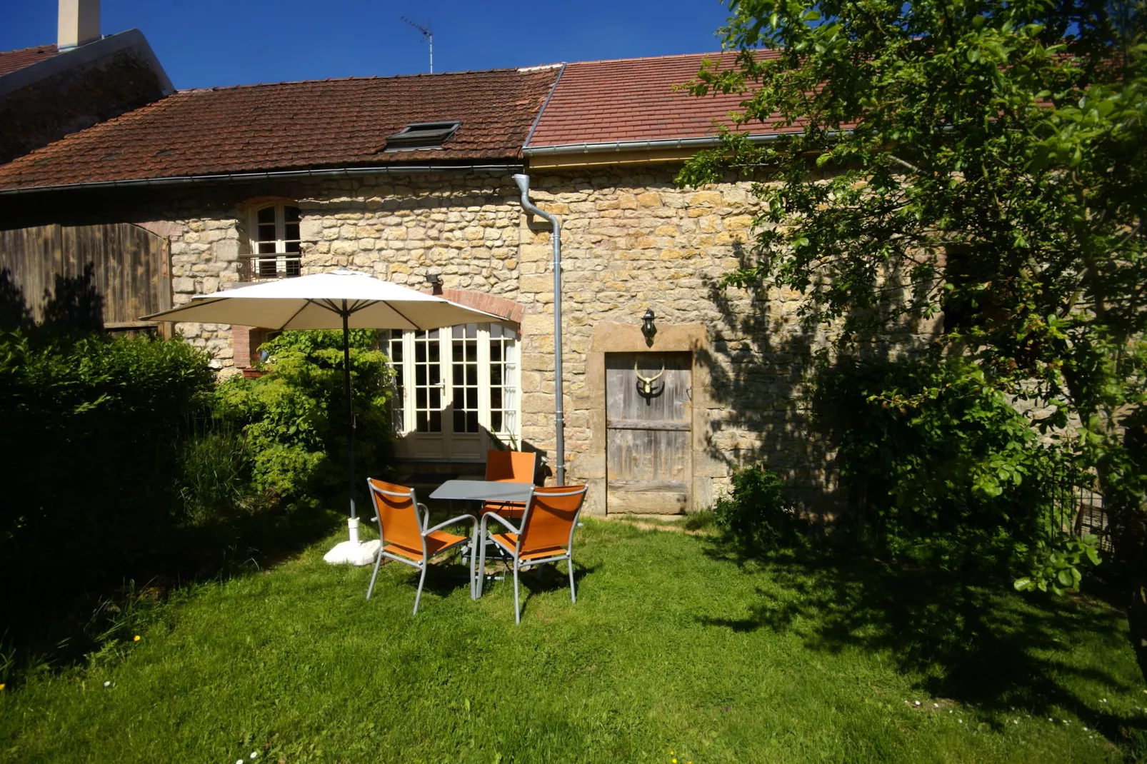 Maison de vacances Tannay-Buitenkant zomer