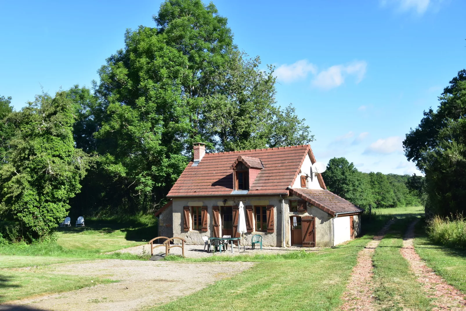 La maison du père Patin-Buitenkant zomer