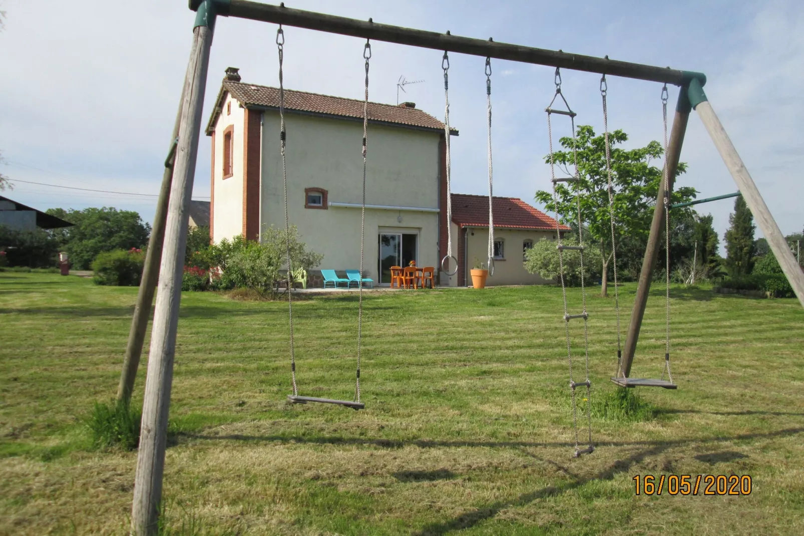 Maison de vacances Crux la Ville-Tuinen zomer