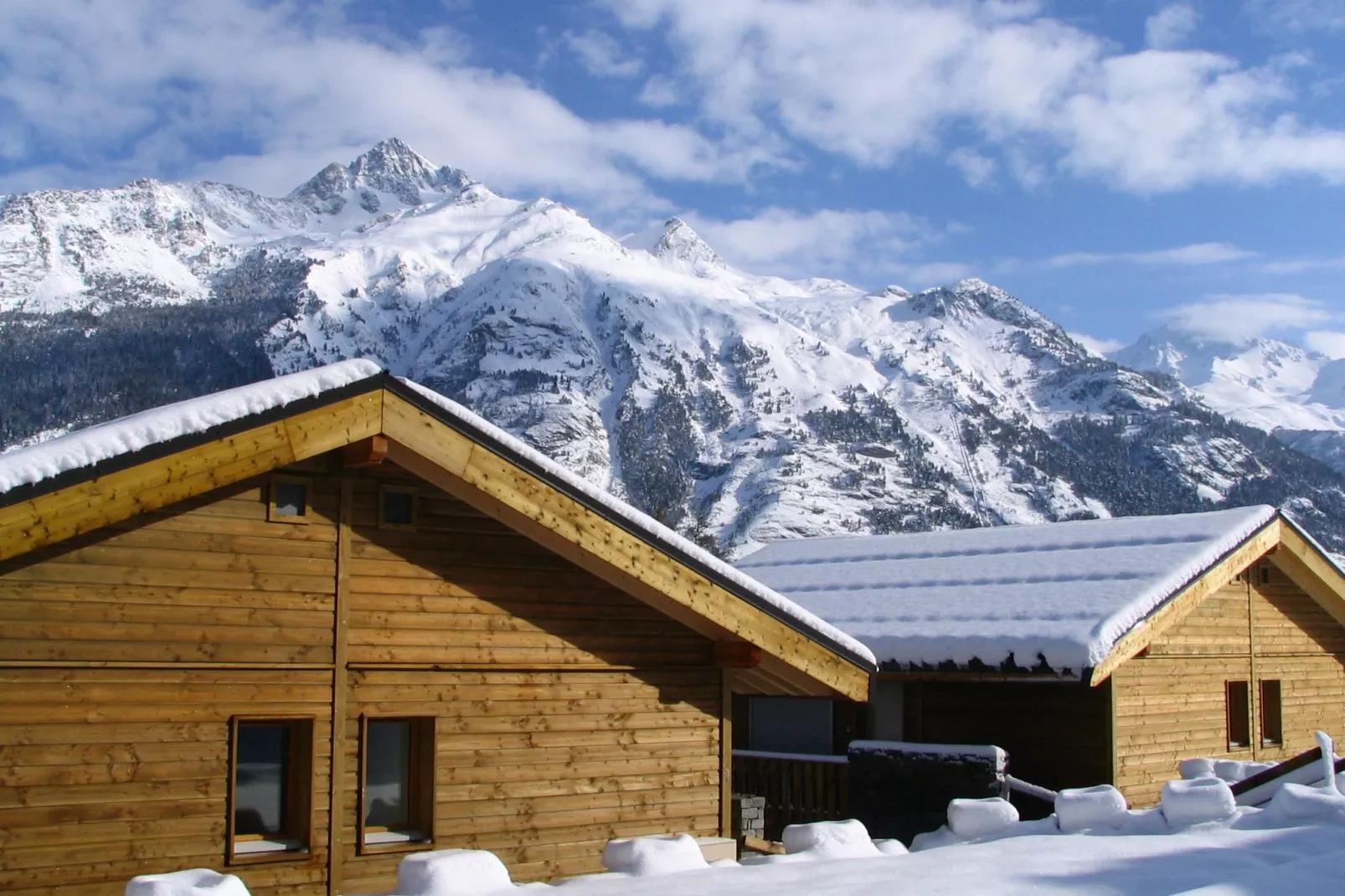 Charmant chalet in Villarodin vlakbij het strand aan het meer-Exterieur winter