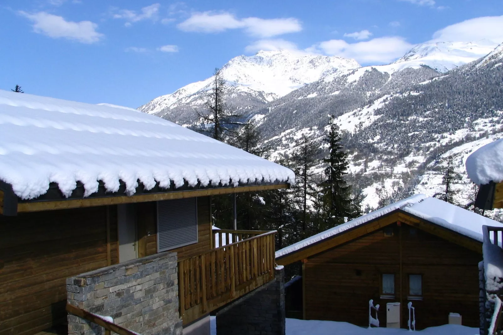 Charmant chalet in Villarodin vlakbij het strand aan het meer-Exterieur winter