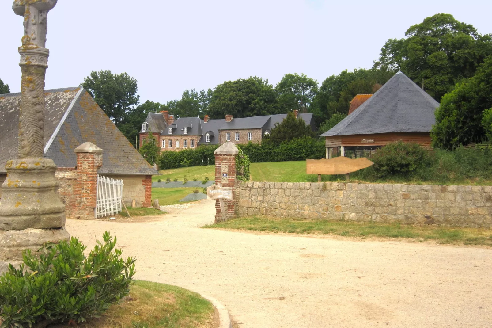 Gite Domaine Saint Julien-Buitenkant zomer