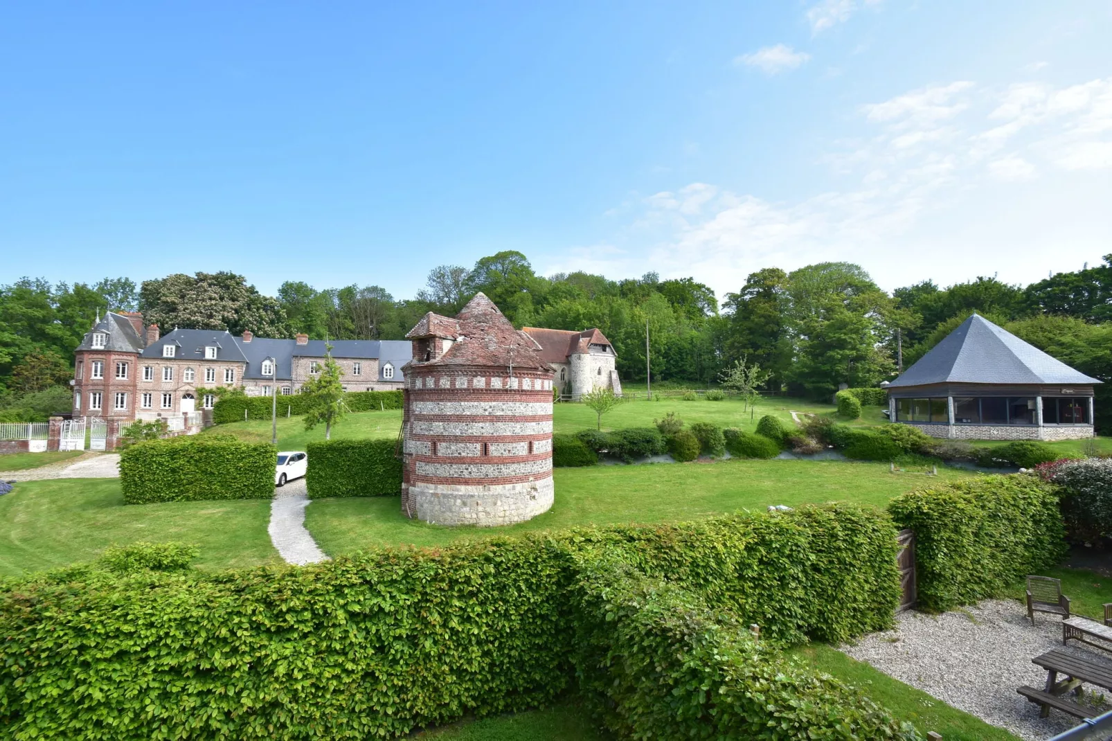 Gite Domaine Saint Julien-Uitzicht zomer