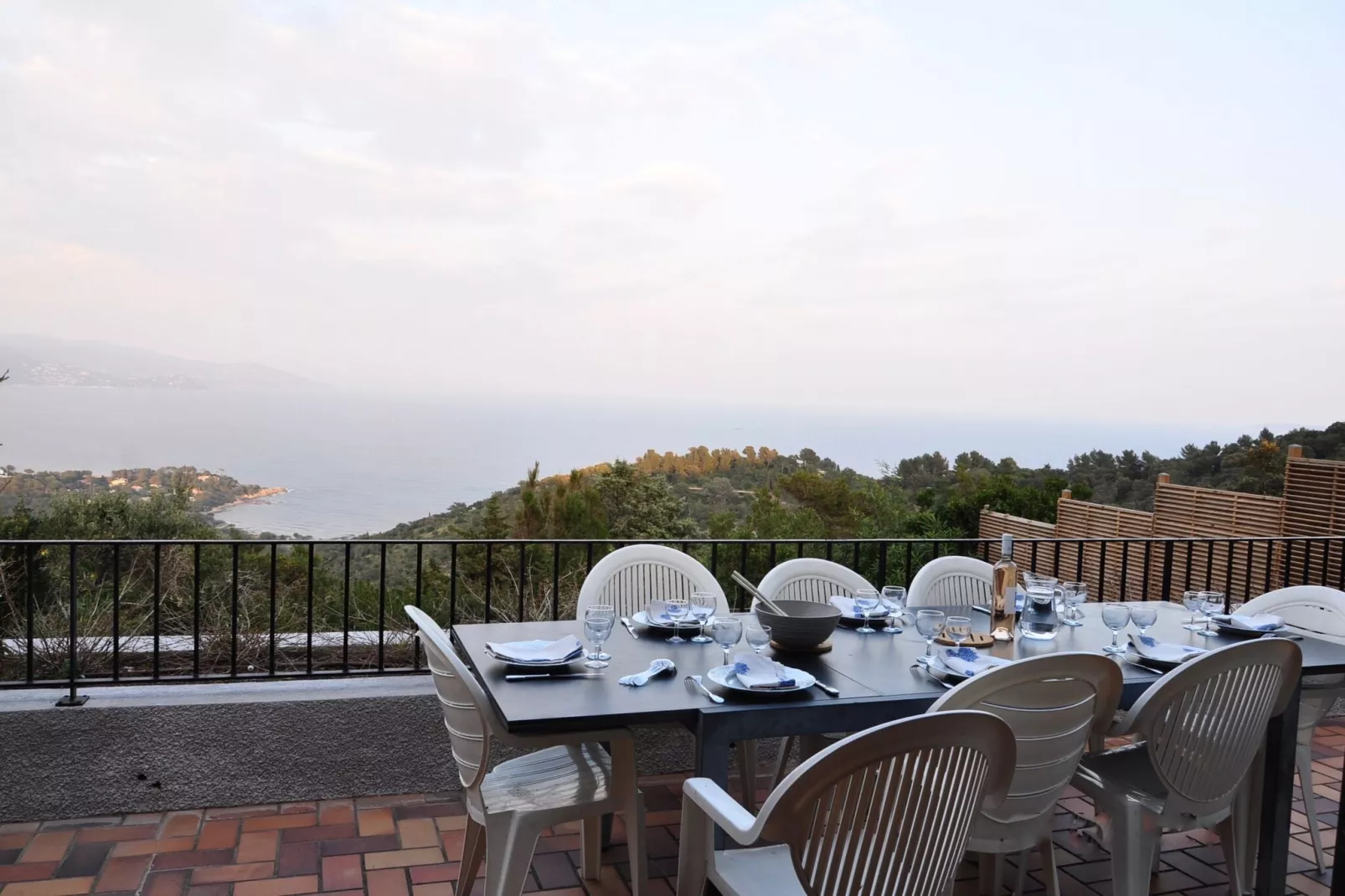 Villa avec piscine vue mer et proche plage à Bormes les Mimosas-Buitenkant zomer