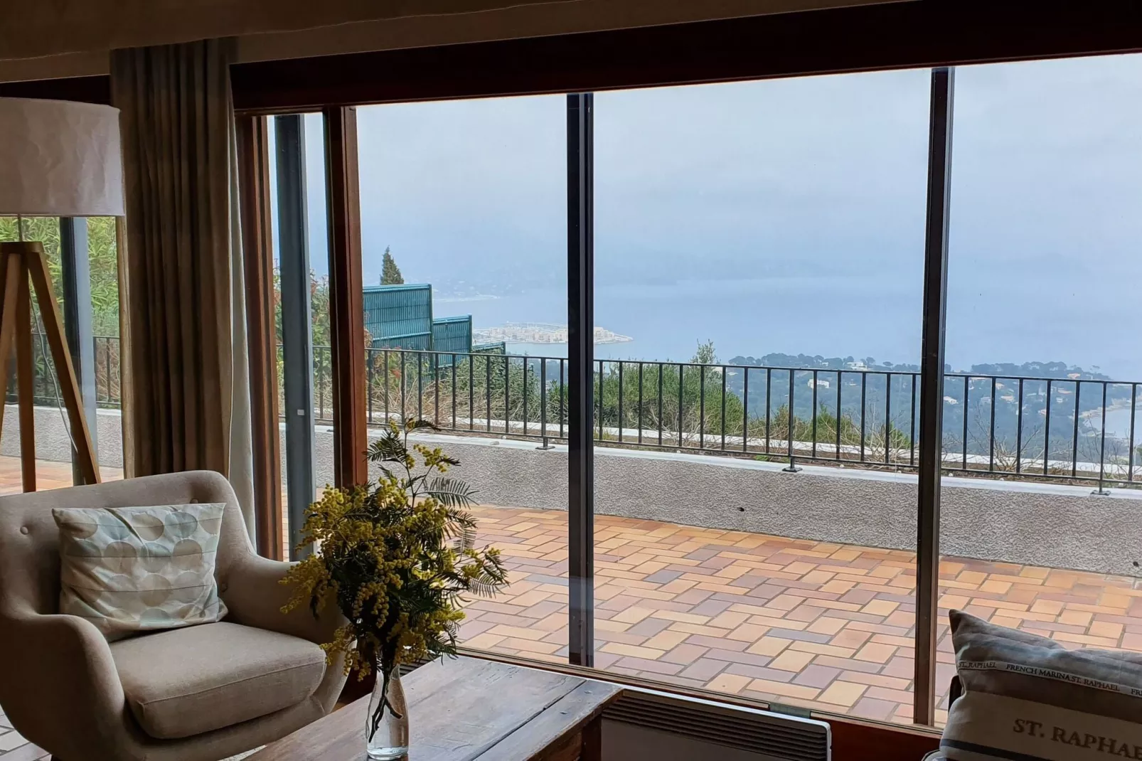 Villa avec piscine vue mer et proche plage à Bormes les Mimosas-Woonkamer