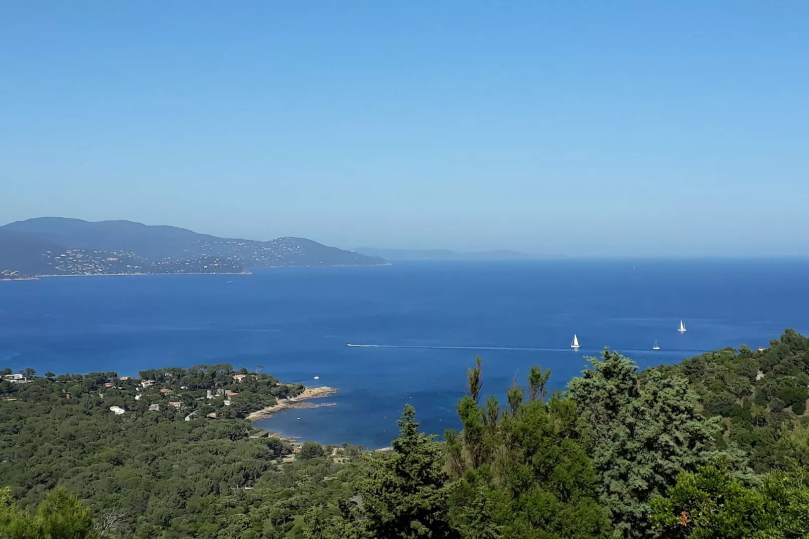 Villa avec piscine vue mer et proche plage à Bormes les Mimosas-Uitzicht zomer