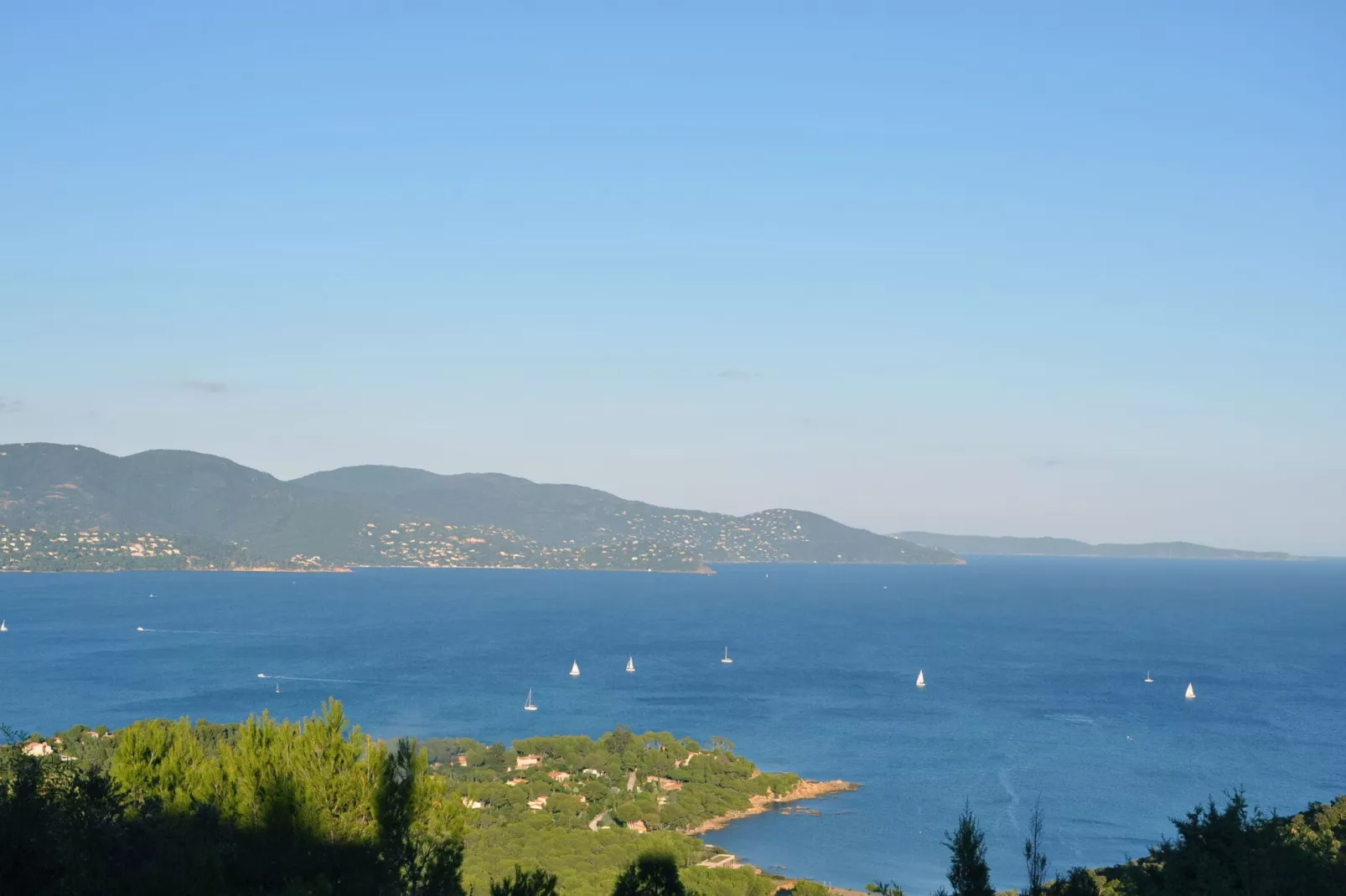 Villa avec piscine vue mer et proche plage à Bormes les Mimosas-Uitzicht zomer