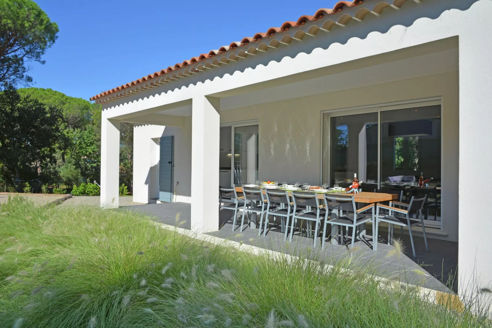 Villa met airco,VERWARMD privezwembad (april 2022) in Provence, op half uur rijden van het strand-Terrasbalkon