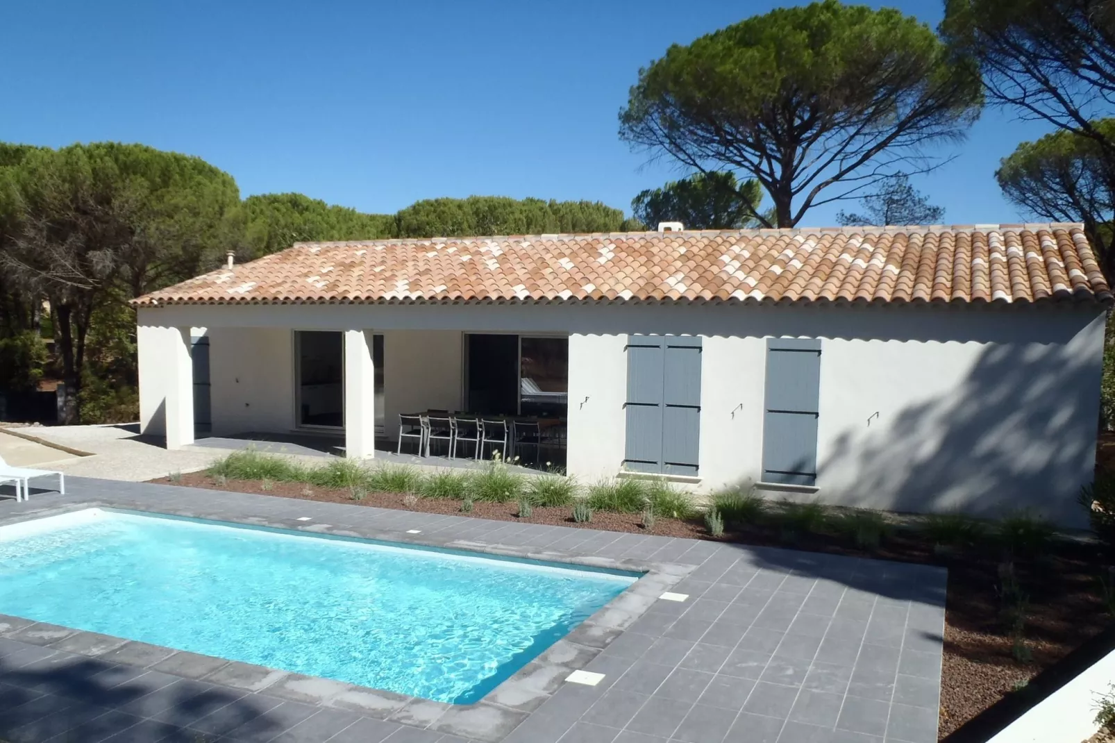 Villa met airco,VERWARMD privezwembad (april 2022) in Provence, op half uur rijden van het strand-Buitenkant zomer