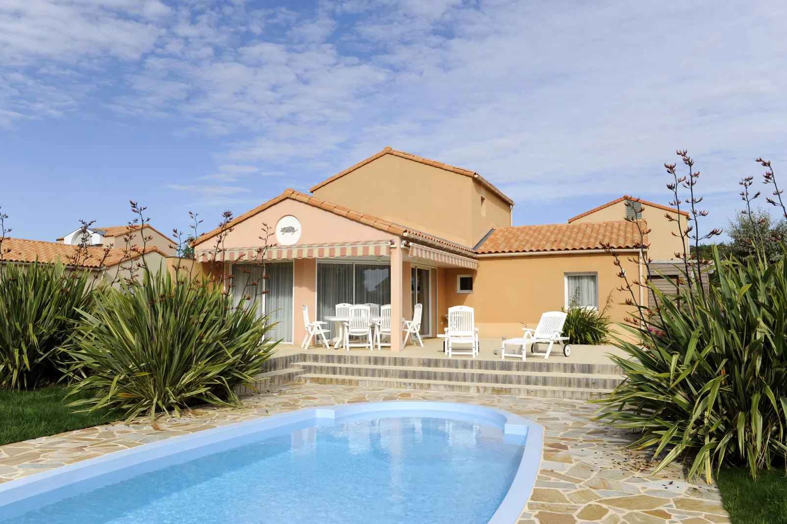 Sophora 6 with pool-Buitenkant zomer