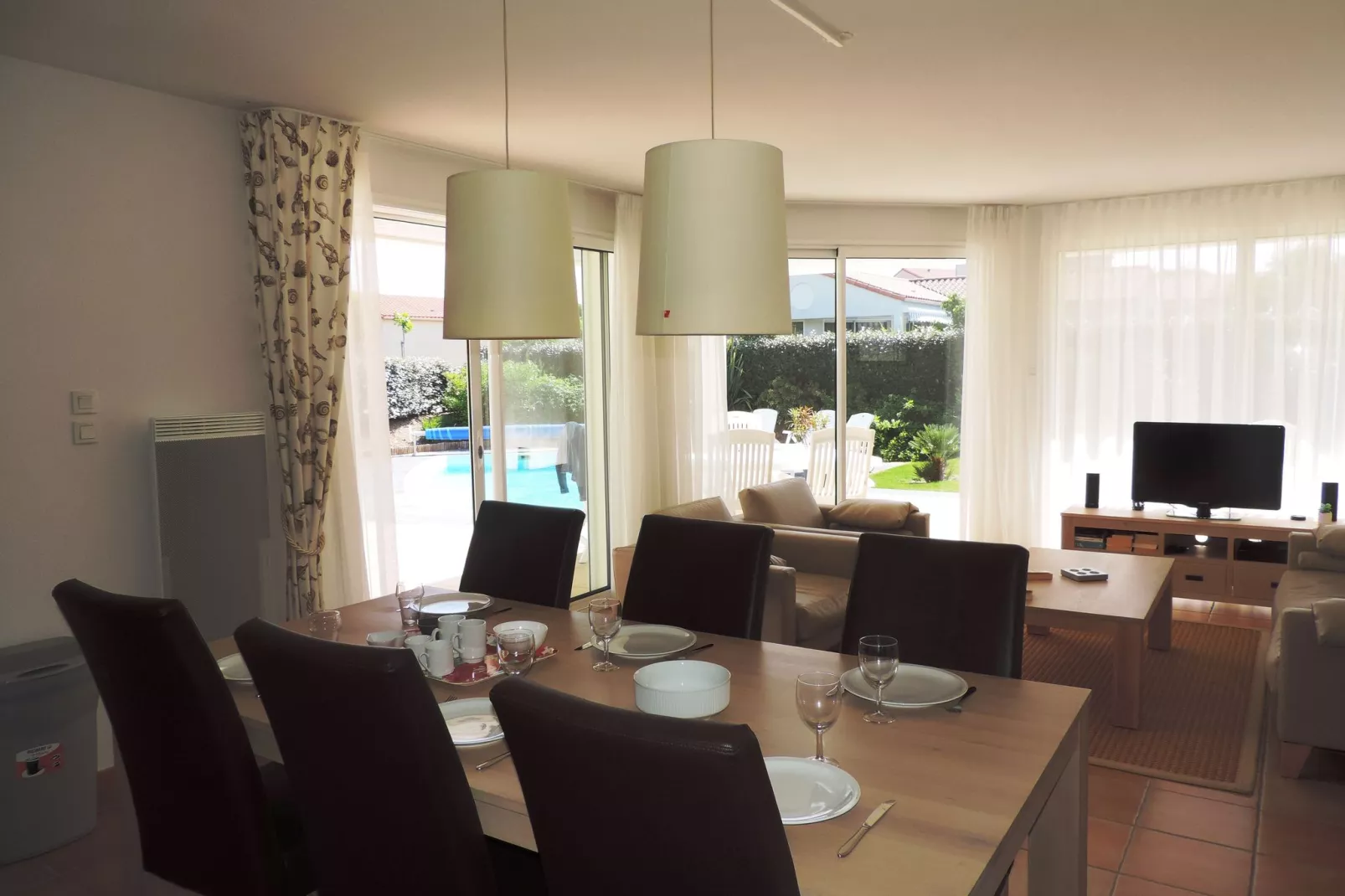 Acacia 6 with pool-Eetkamer