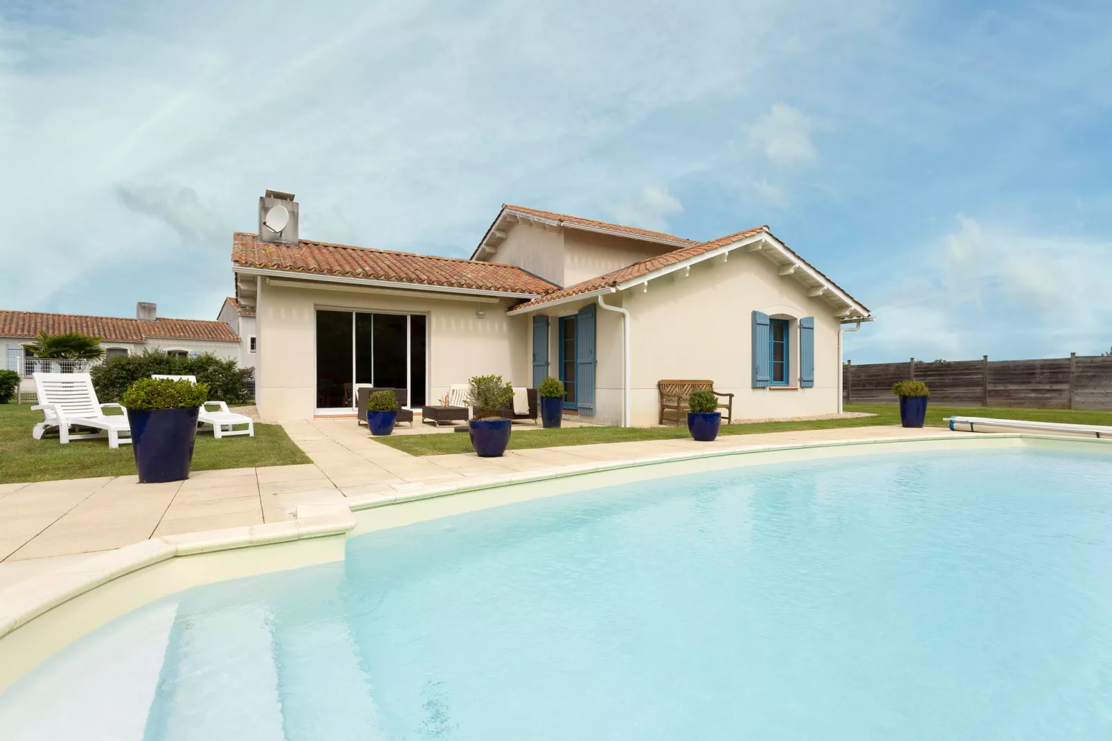 Le Domaine de Fontenelles 1-Buitenkant zomer