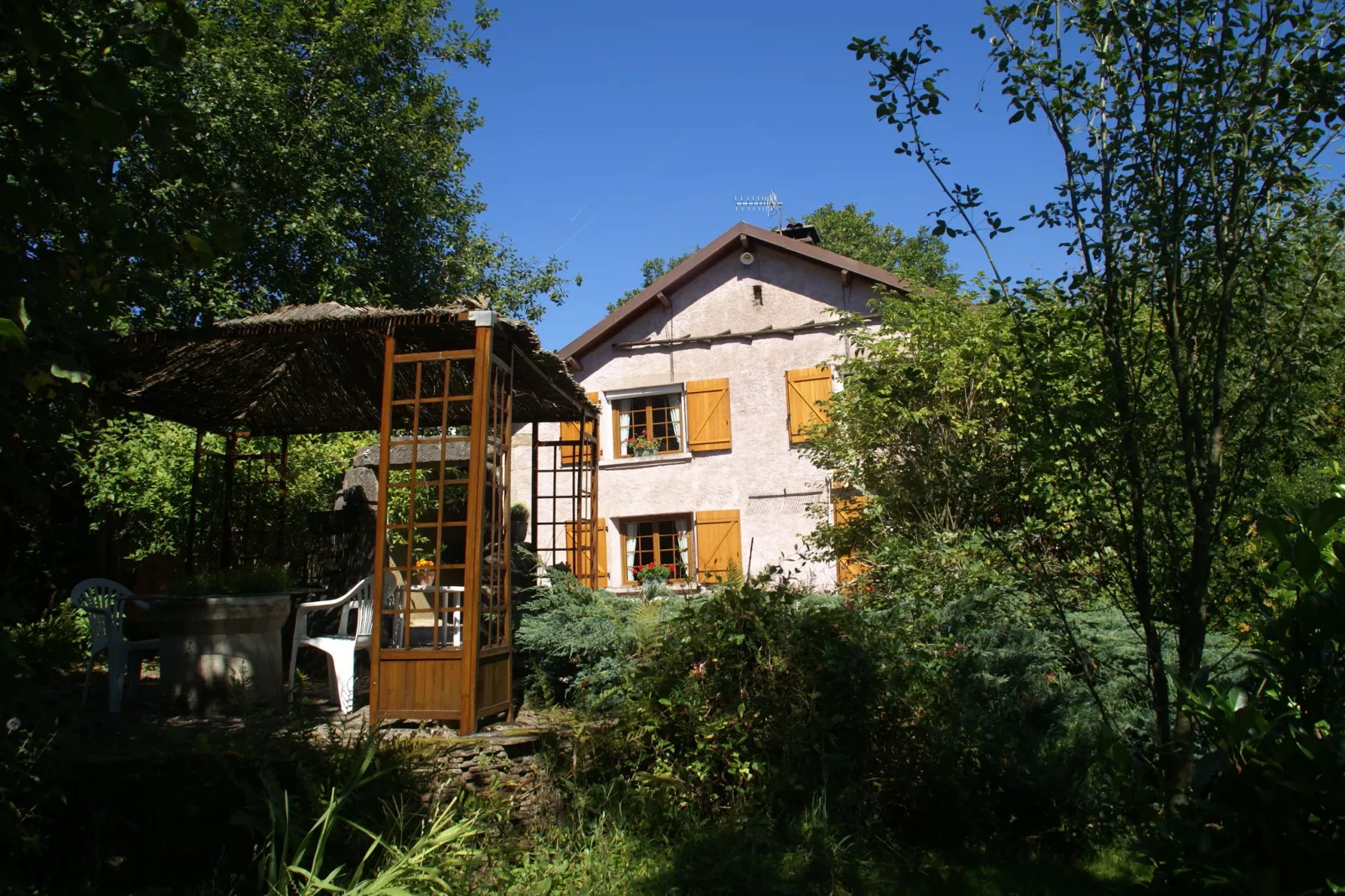 Maison de vacances - LA CHAPELLE-AUX-BOIS-Buitenkant zomer