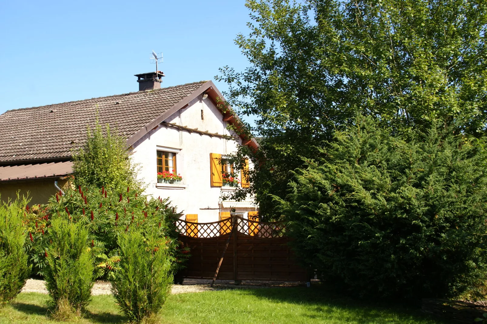 Maison de vacances - LA CHAPELLE-AUX-BOIS-Buitenkant zomer