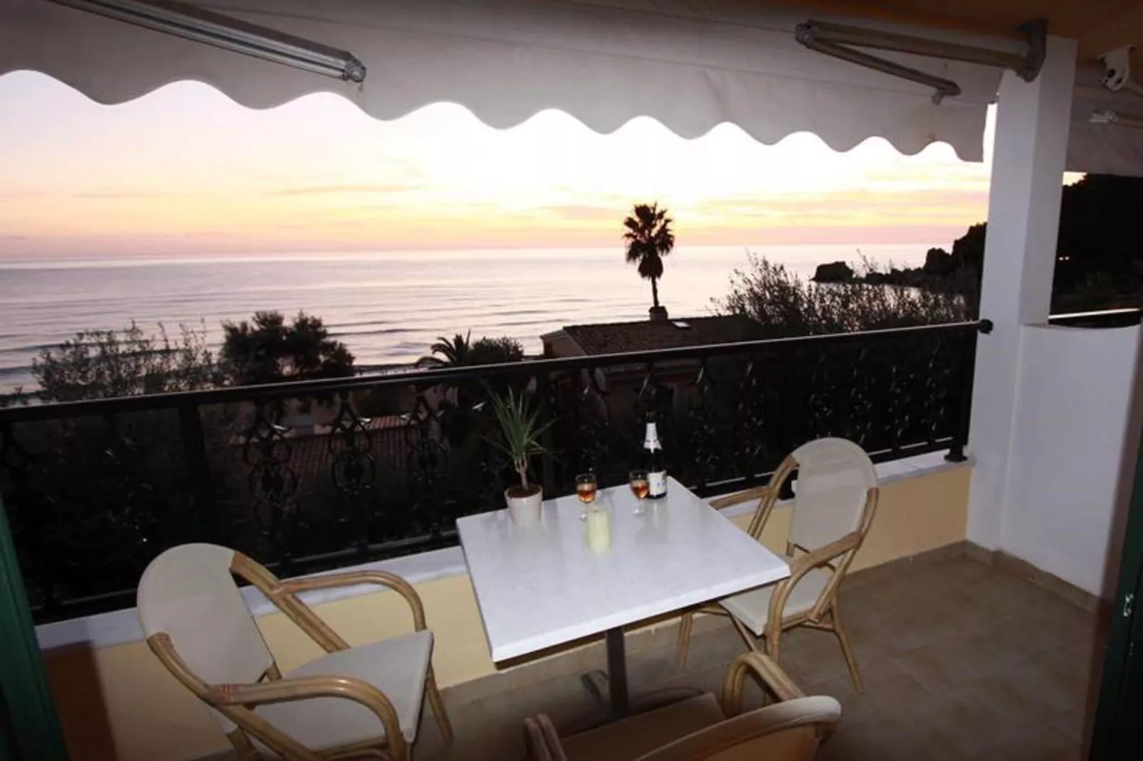 Type Aa5rcocomat bed quality apartment-Terrasbalkon