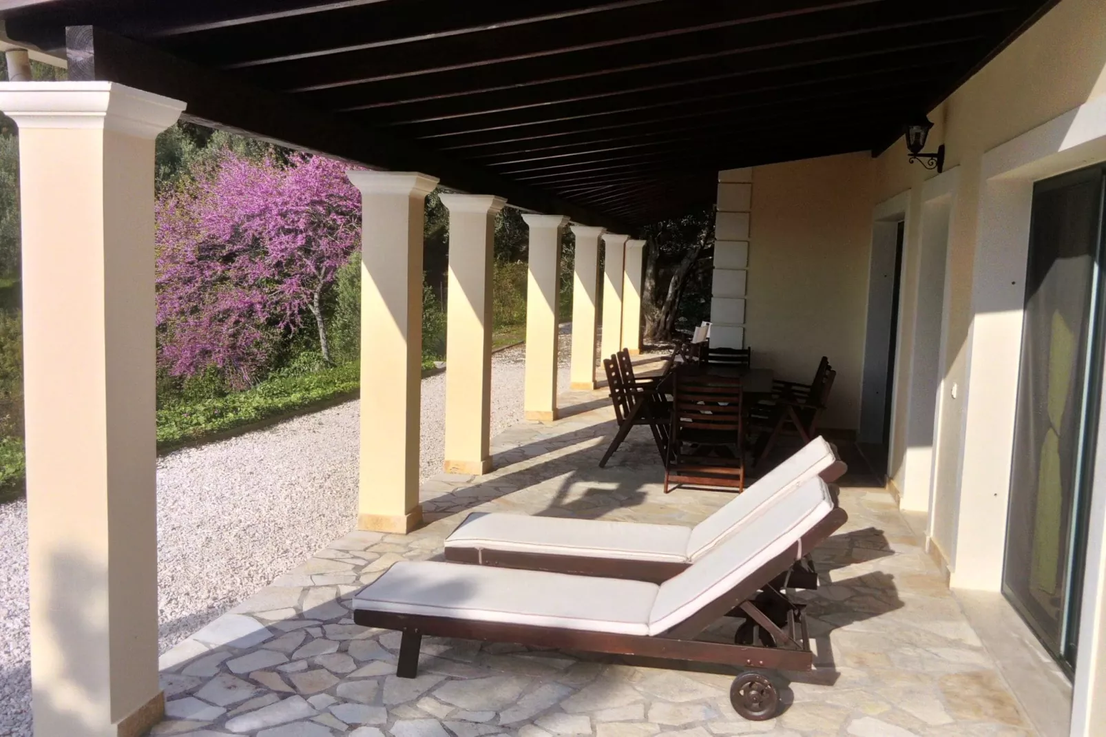 Villa Dysis-Buitenkant zomer