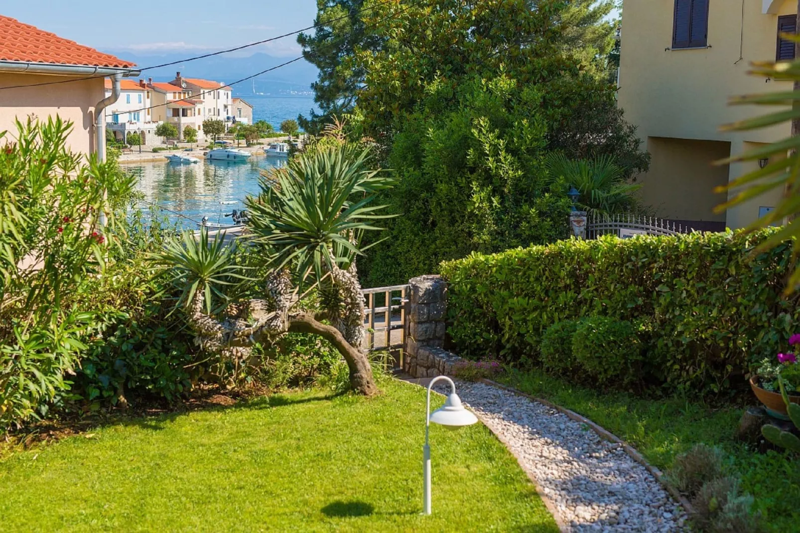 Apartment Zlendic A4-Uitzicht zomer