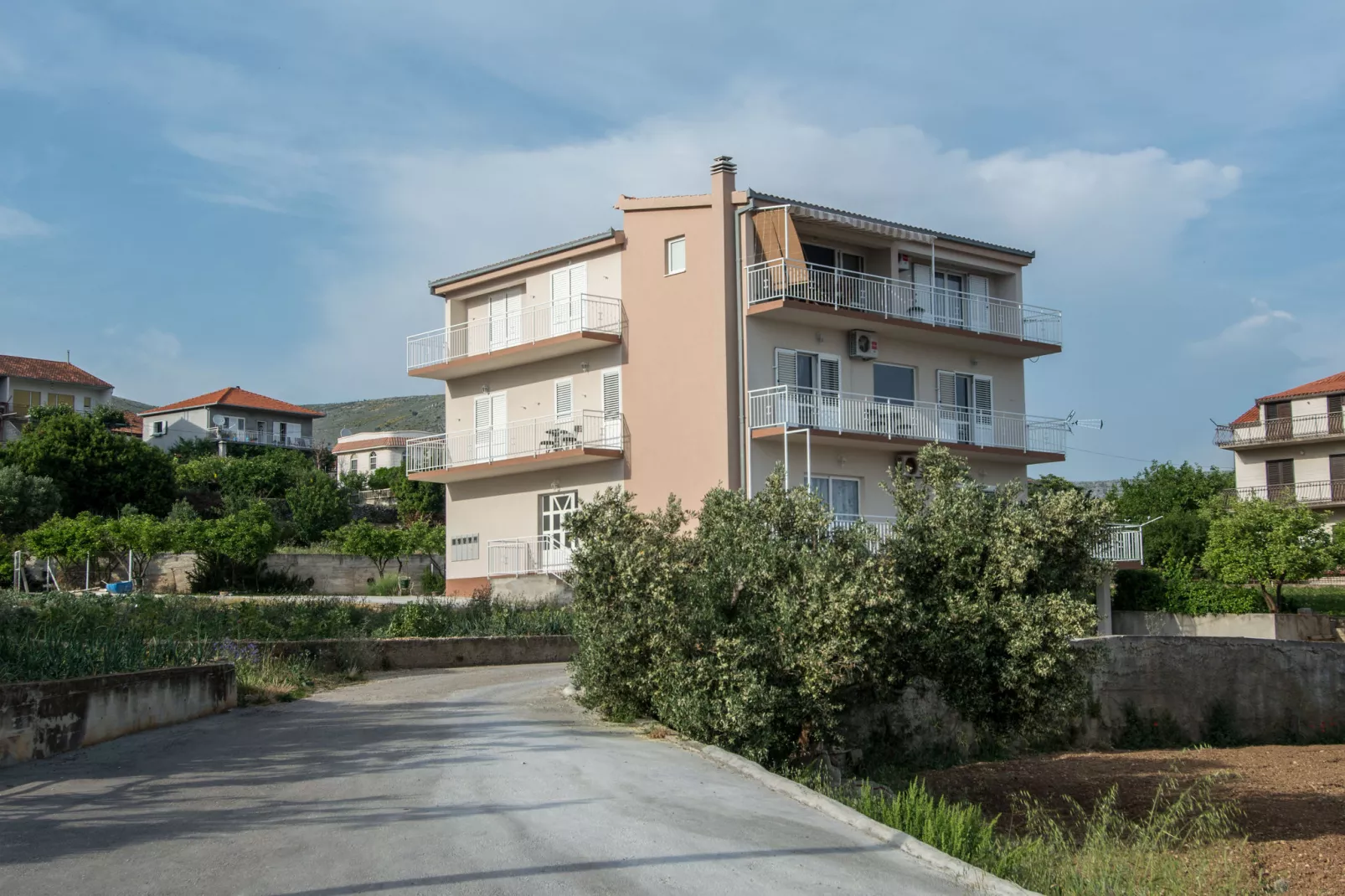 Charmant appartement in Seget Donji met zeezicht-Buitenkant zomer