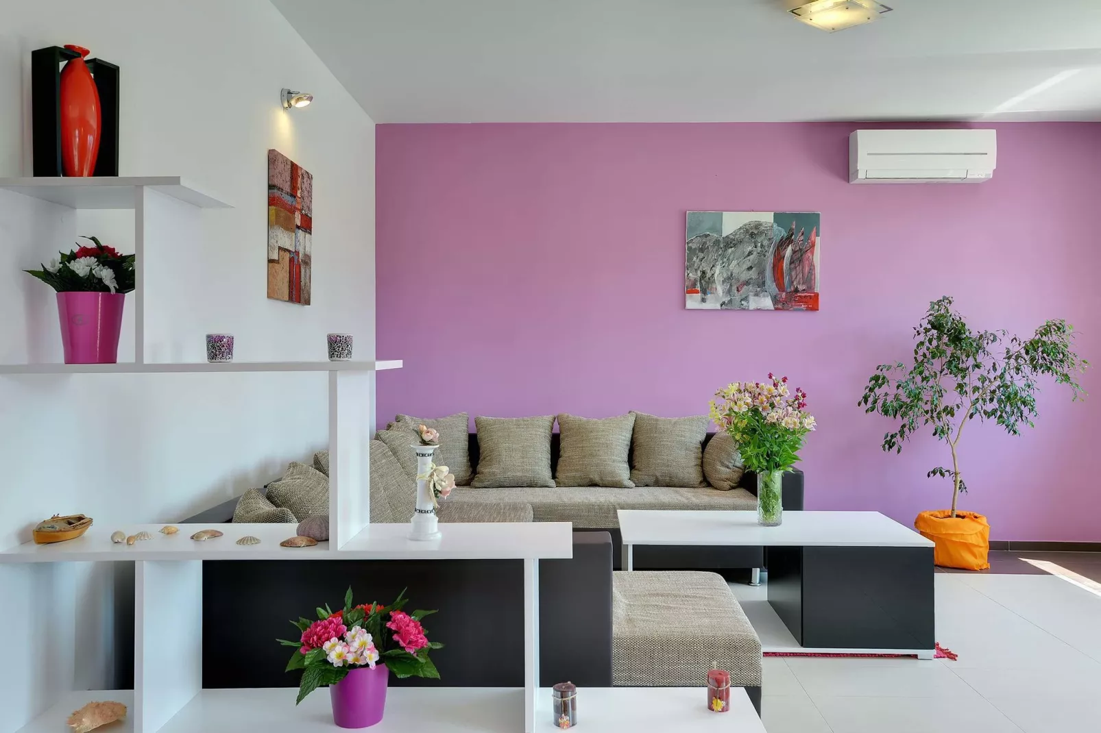Moderne villa bestaande uit twee appartementen met privé zwembad, strand op 1 km-Woonkamer