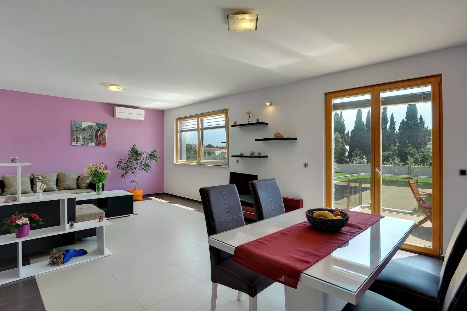 Moderne villa bestaande uit twee appartementen met privé zwembad, strand op 1 km-Woonkamer