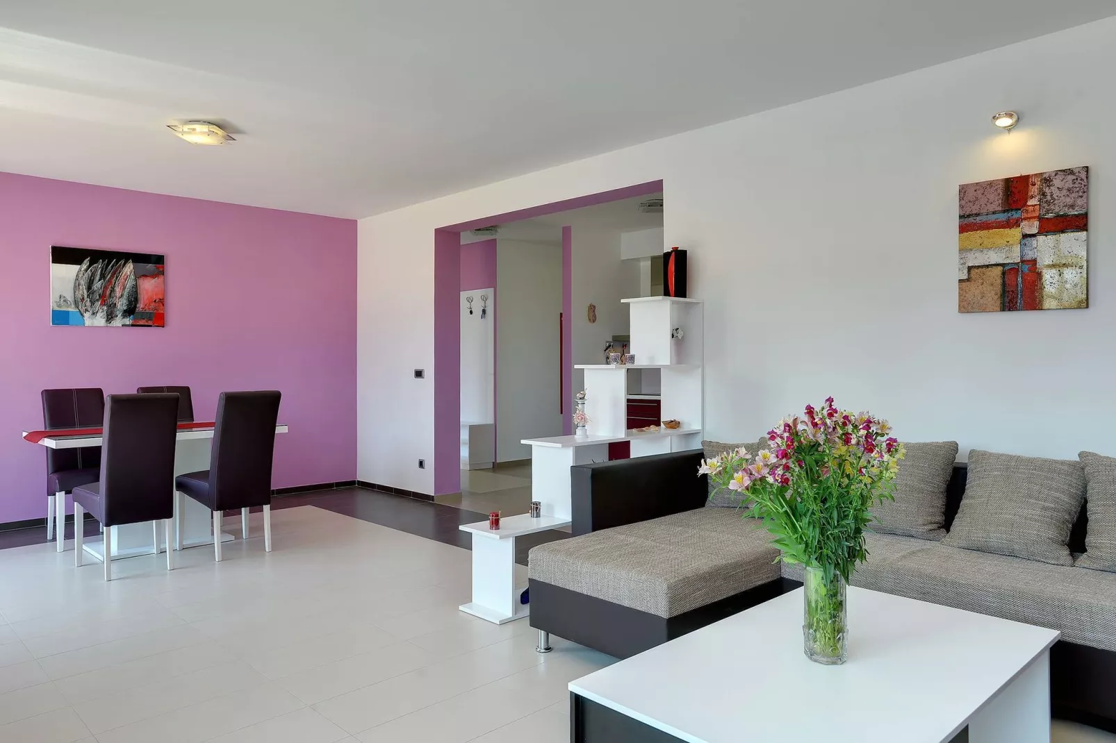 Moderne villa bestaande uit twee appartementen met privé zwembad, strand op 1 km-Woonkamer