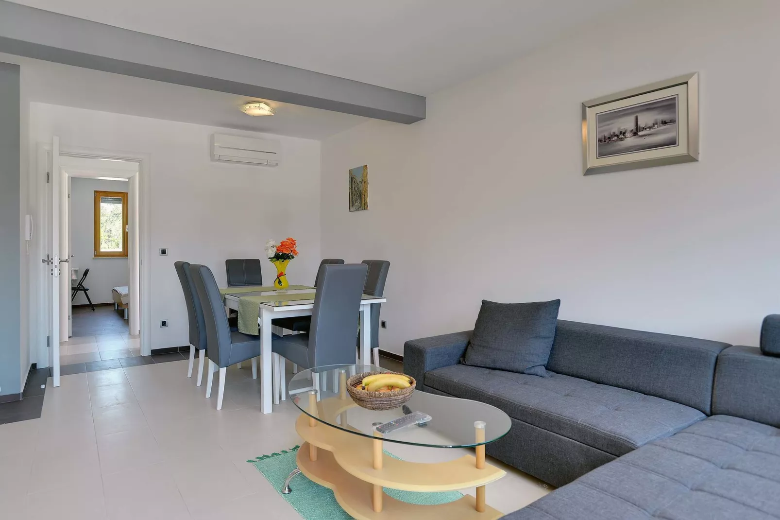 Moderne villa bestaande uit twee appartementen met privé zwembad, strand op 1 km-Woonkamer