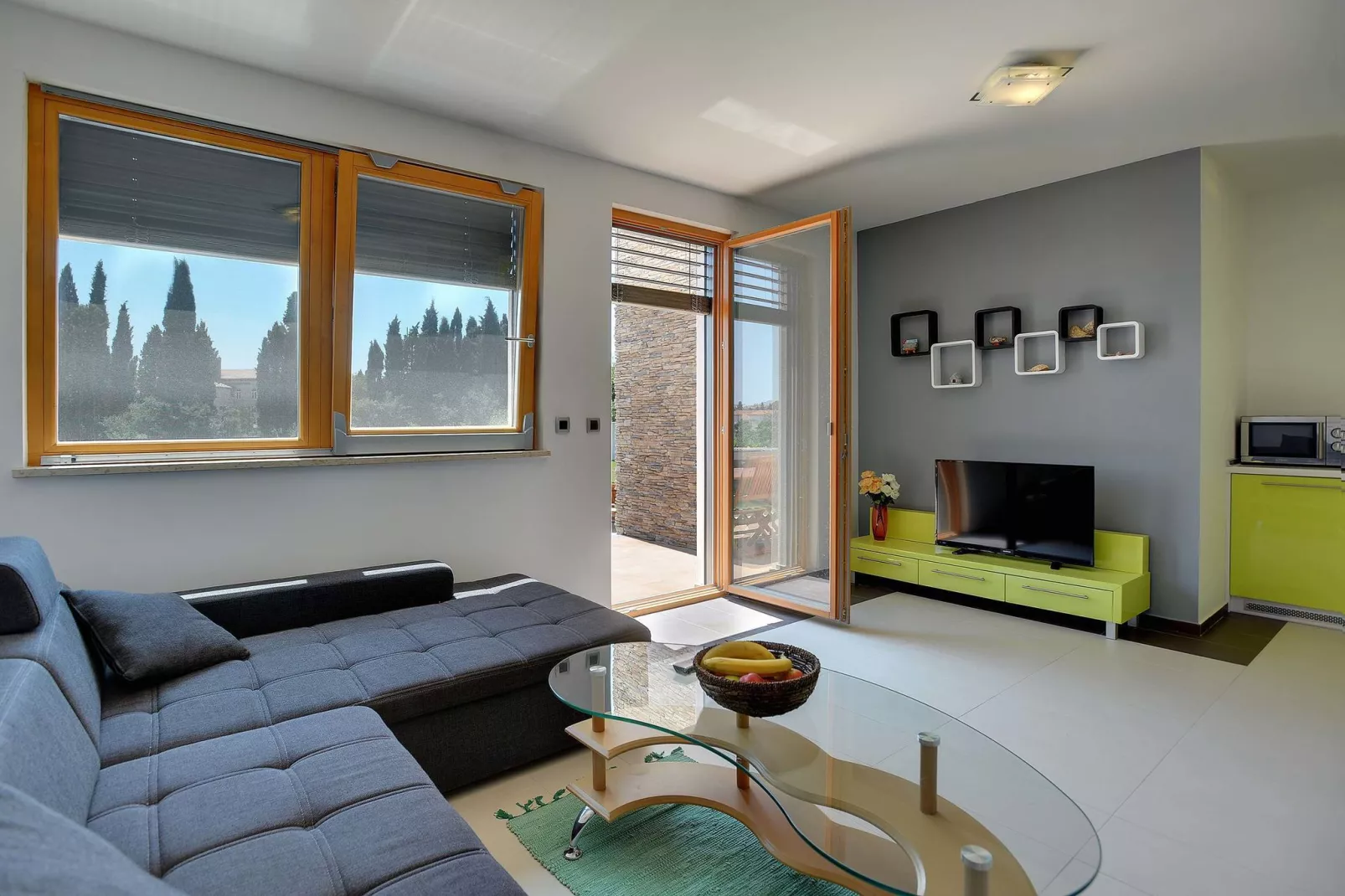 Moderne villa bestaande uit twee appartementen met privé zwembad, strand op 1 km-Woonkamer