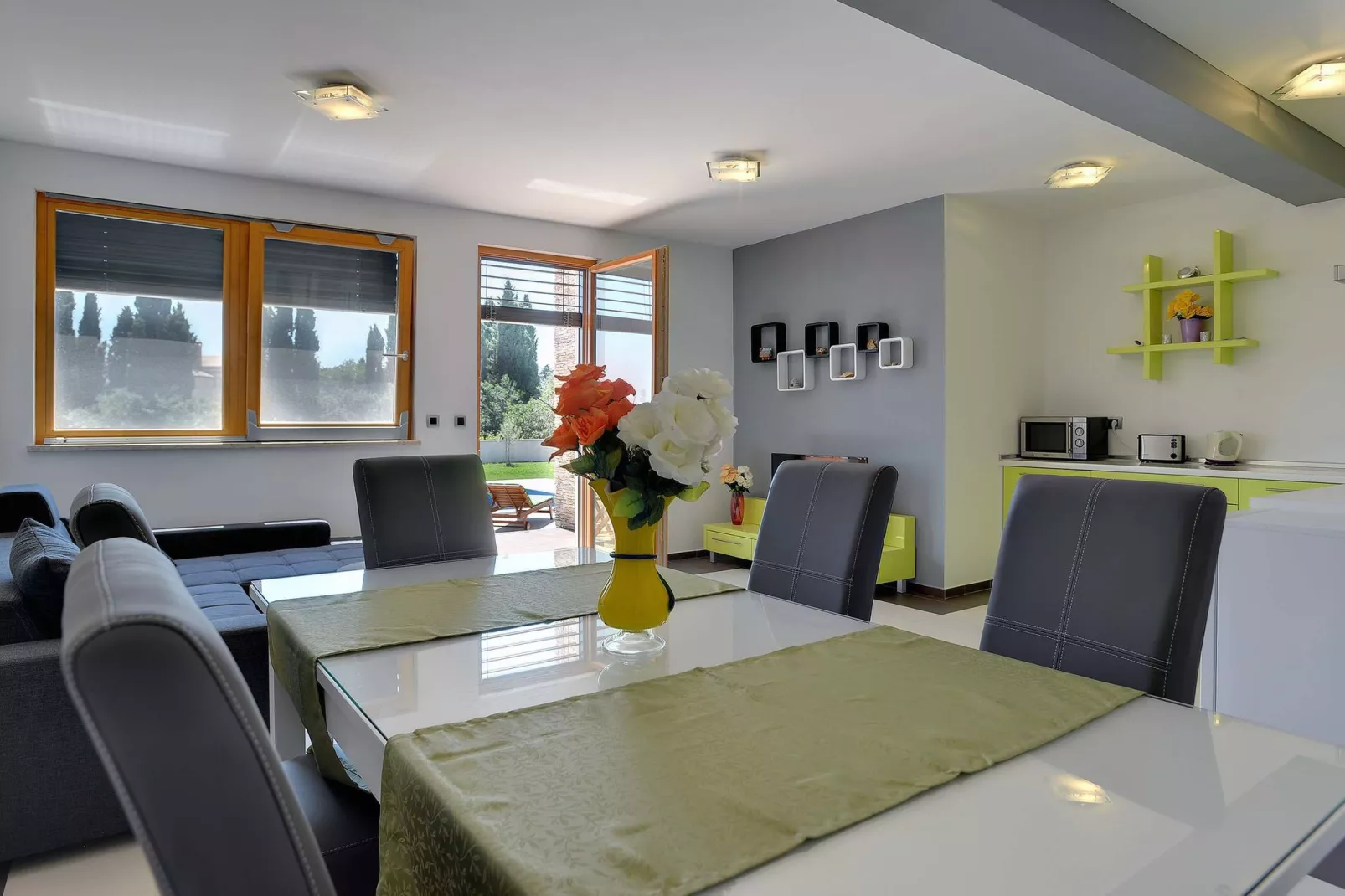 Moderne villa bestaande uit twee appartementen met privé zwembad, strand op 1 km-Woonkamer