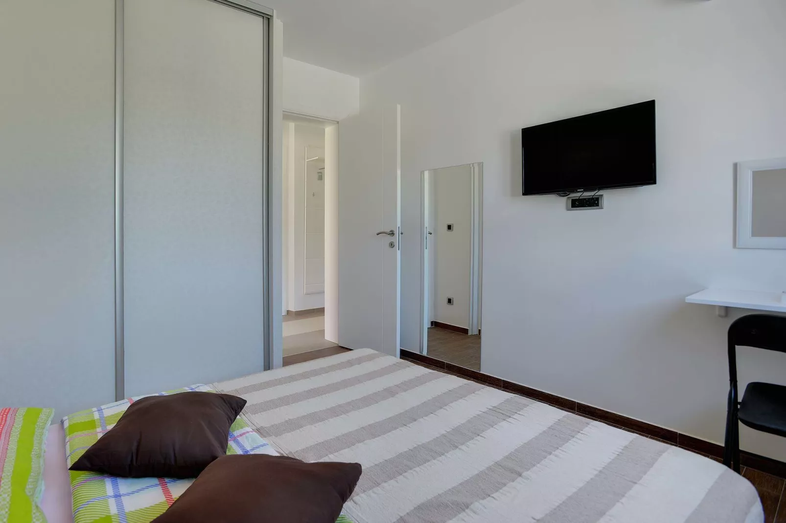 Moderne villa bestaande uit twee appartementen met privé zwembad, strand op 1 km-Slaapkamer