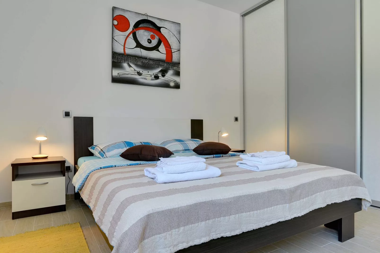 Moderne villa bestaande uit twee appartementen met privé zwembad, strand op 1 km-Slaapkamer