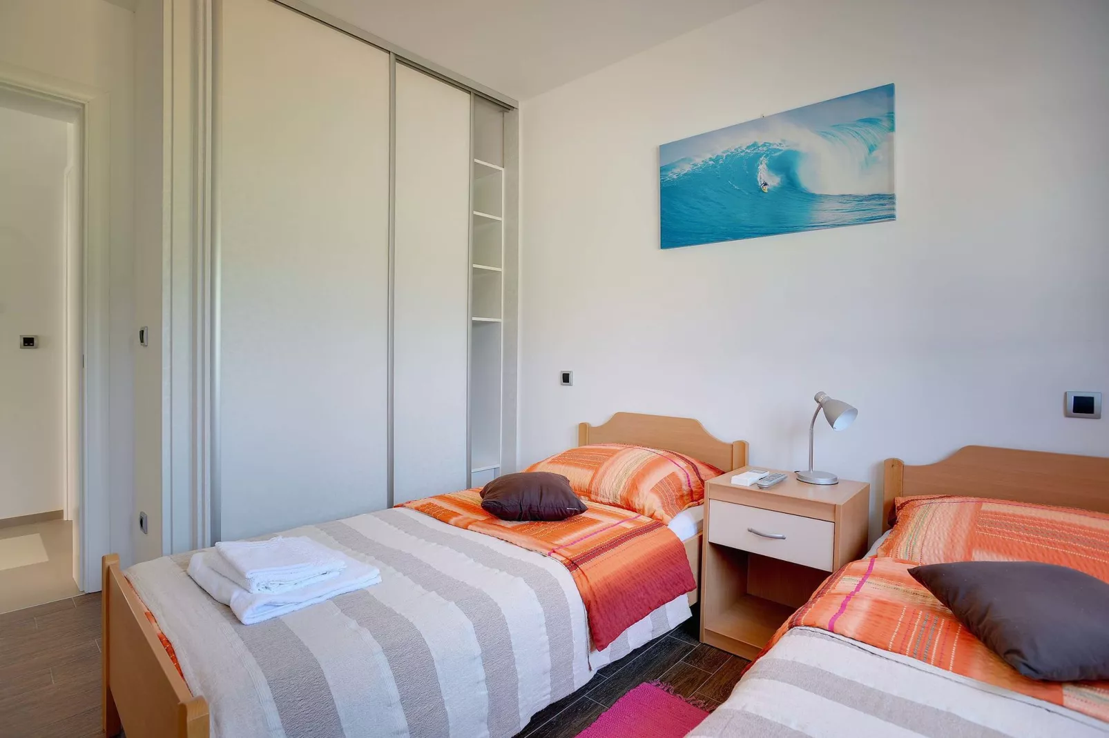 Moderne villa bestaande uit twee appartementen met privé zwembad, strand op 1 km-Slaapkamer