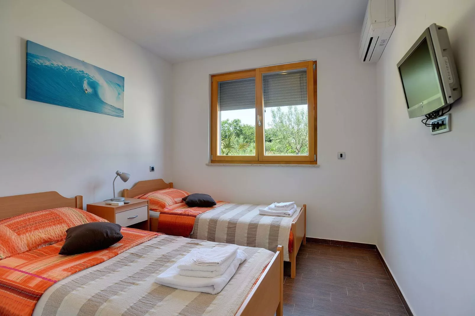 Moderne villa bestaande uit twee appartementen met privé zwembad, strand op 1 km-Slaapkamer