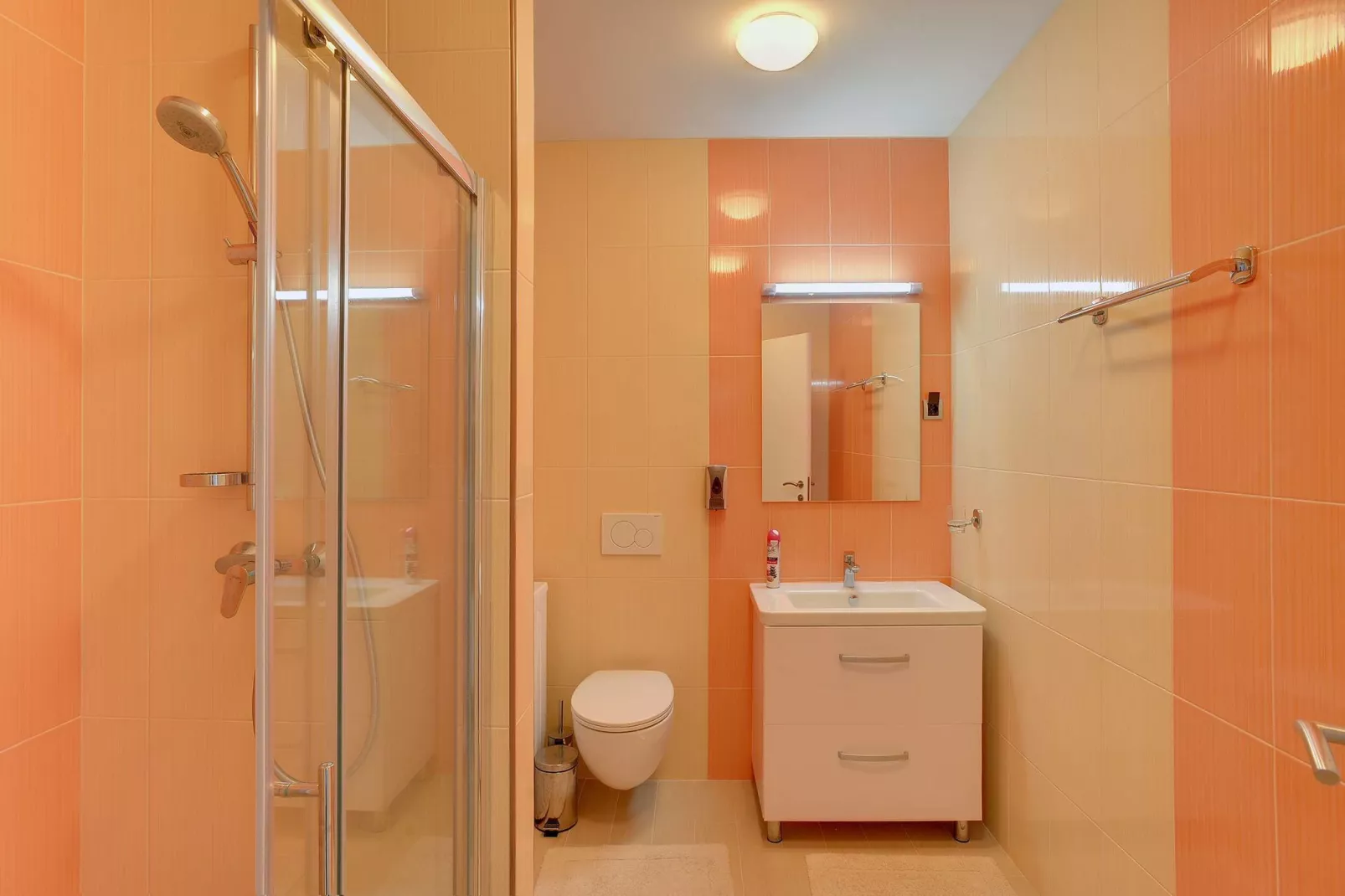 Moderne villa bestaande uit twee appartementen met privé zwembad, strand op 1 km-Badkamer