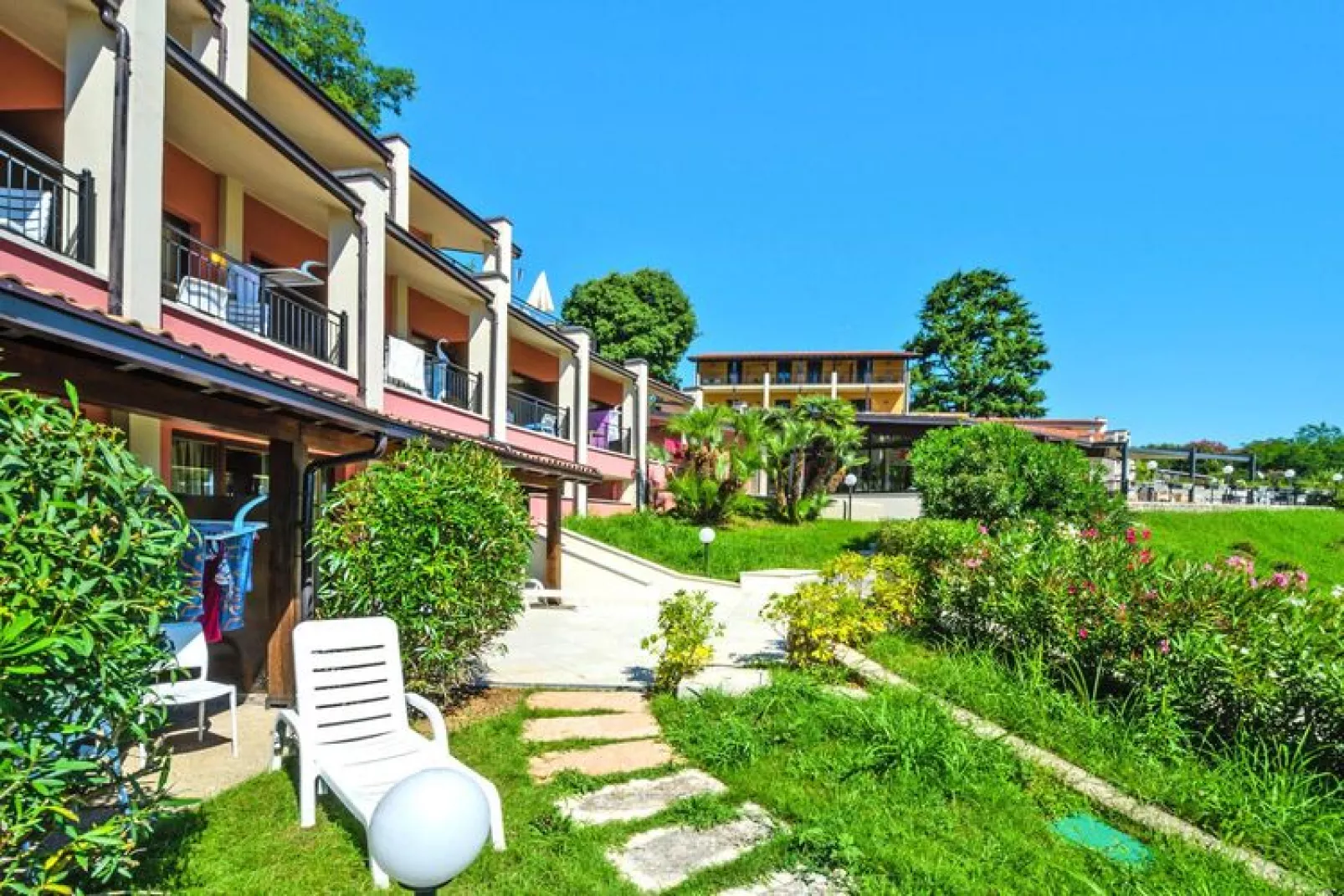 Appartement in Manerba met tuin-Tuinen zomer