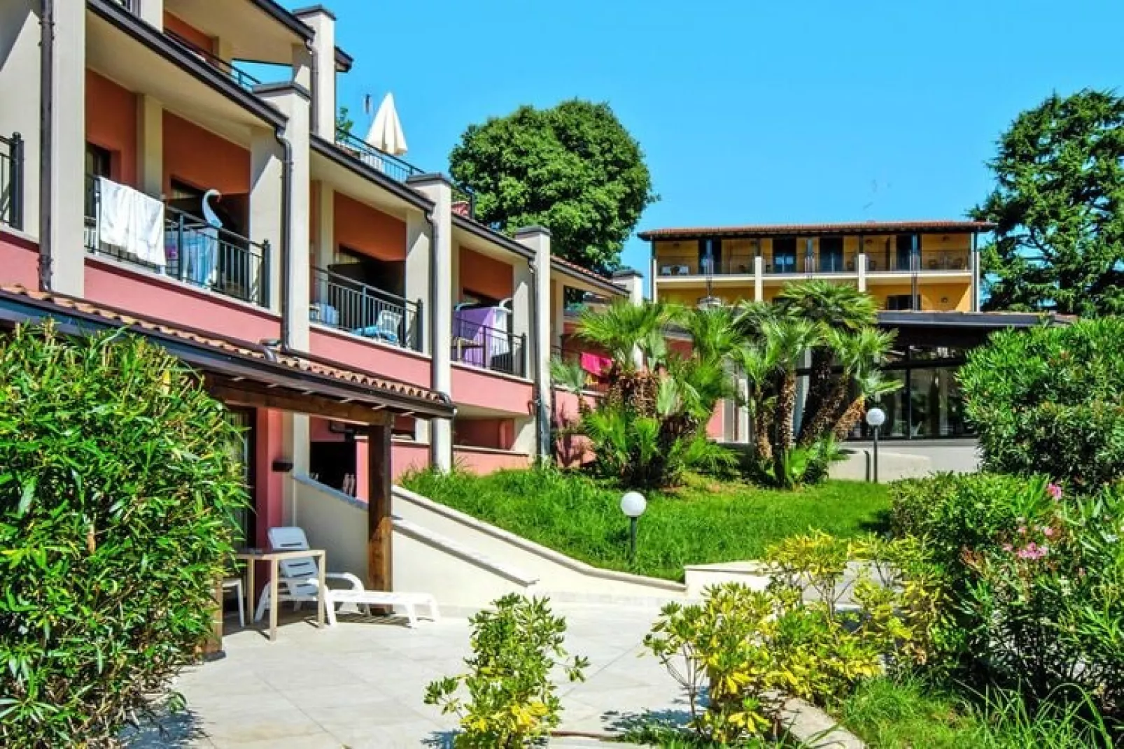 Appartement in Manerba met tuin-Buitenkant zomer