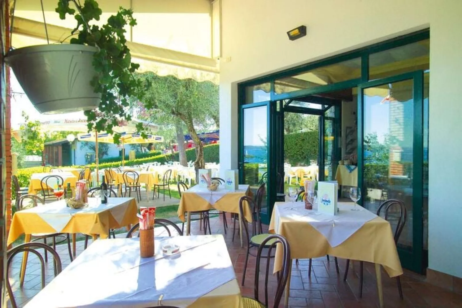 Stacaravan in Moniga del Garda met terras-Woonkamer