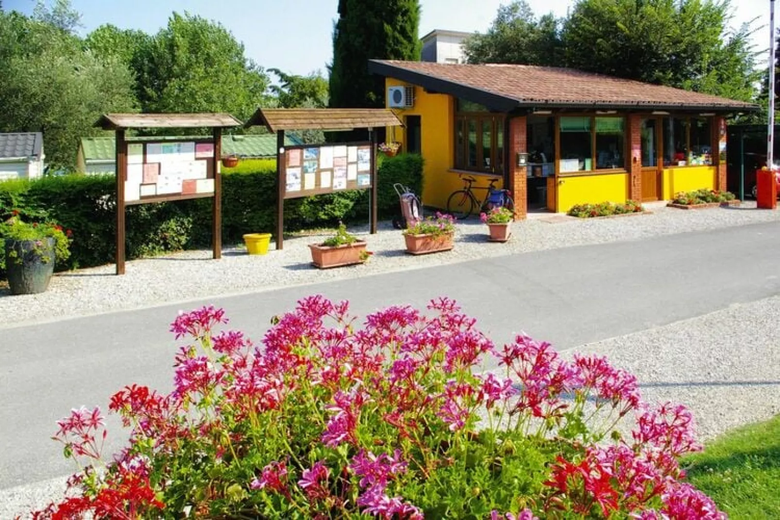 Stacaravan in Moniga del Garda met terras-Buitenkant zomer